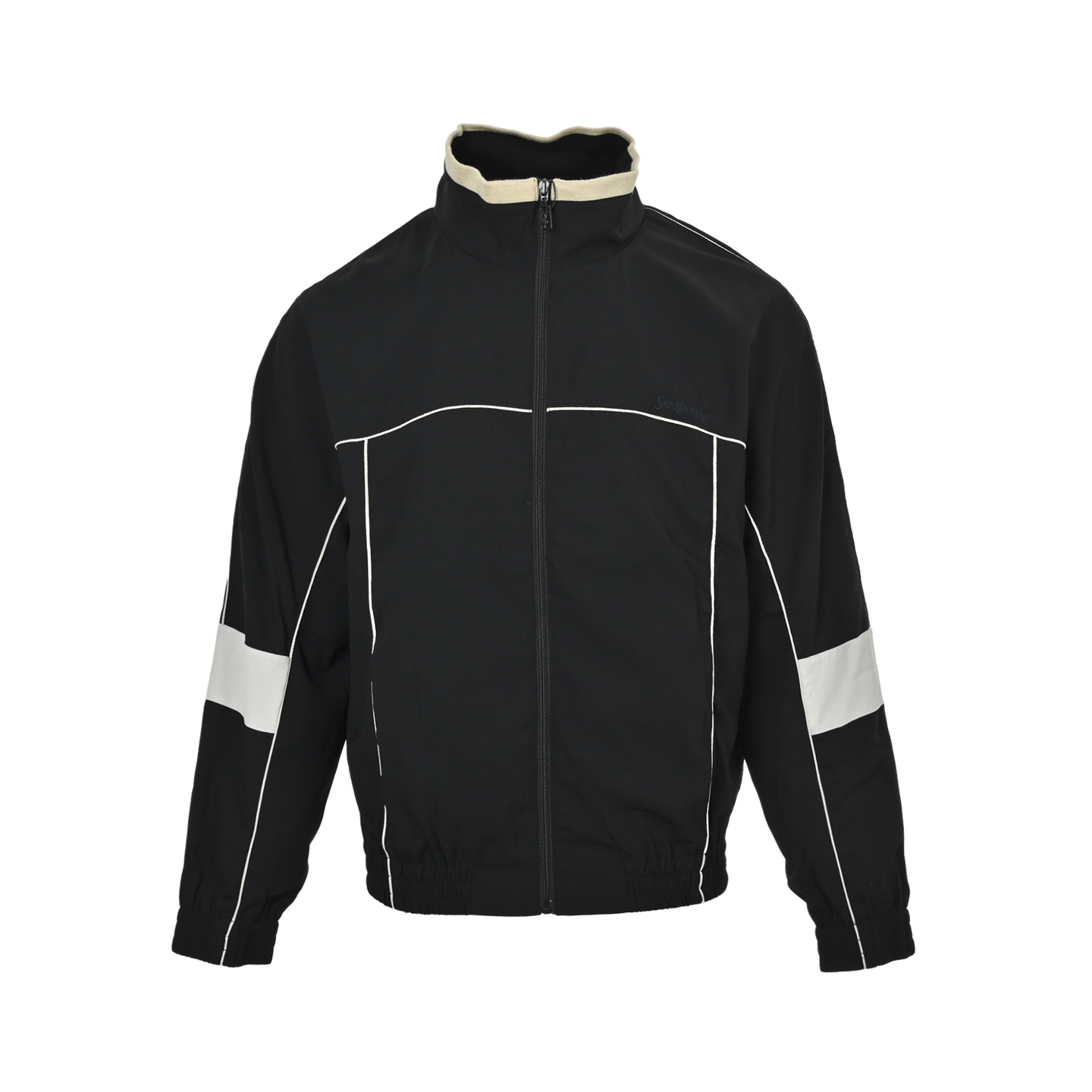 本地自取:  💰300
Saint Laurent Paris/圣罗兰 25Fw 线条立领夹克外套
天丝绉缎TEDDY夹克，衣服表面附有特殊肌理、高级面料自然的悬垂感、凉爽舒适贴肤透气、不沾尘且打理简便。内村采用T400铜氨纤维里布150克，开模领标搭配搭配CASSANDRE蛇骨链，胸口烟灰蓝色刺绣Logo 处运用田岛万针刺绣 ，用超细哑光线做加密平纹绣花，花型虽不大但针数高达二万多针，定位刺绣非常的饱满自然 色调品牌标志标识刺绣。立领设计，领口螺纹100%羊毛材质贴肤柔软舒适。全件捆条中段无接缝，片与片之间拼接完全精准对位。过肩点缀撞色滚边、漏白拼接设计，五金拉链、辅料三标一应俱全。
Size:S-L