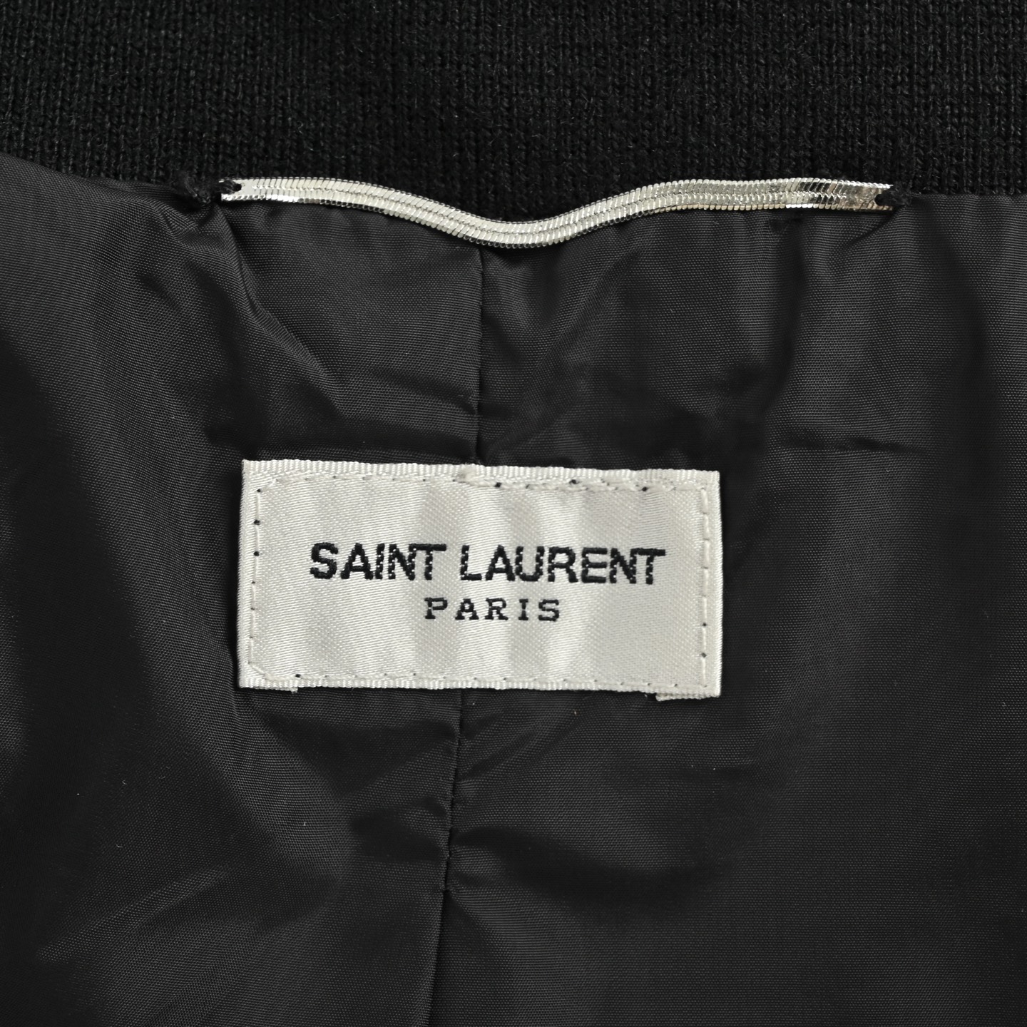 本地自取: 💰300
Saint Laurent Paris/圣罗兰 25Fw 线条立领夹克外套
天丝绉缎TEDDY夹克,衣服表面附有特殊肌理、高级面料自然的悬垂感、凉爽舒适贴肤透气、不沾尘且打理简便。内村采用T400铜氨纤维里布150克,开模领标搭配搭配CASSANDRE蛇骨链,胸口烟灰蓝色刺绣Logo 处运用田岛万针刺绣 ,用超细哑光线做加密平纹绣花,花型虽不大但针数高达二万多针,定位刺绣非常的饱满自然 色调品牌标志标识刺绣。立领设计,领口螺纹100%羊毛材质贴肤柔软舒适。全件捆条中段无接缝,片与片之间拼接完全精准对位。过肩点缀撞色滚边、漏白拼接设计,五金拉链、辅料三标一应俱全。
Size:S-L