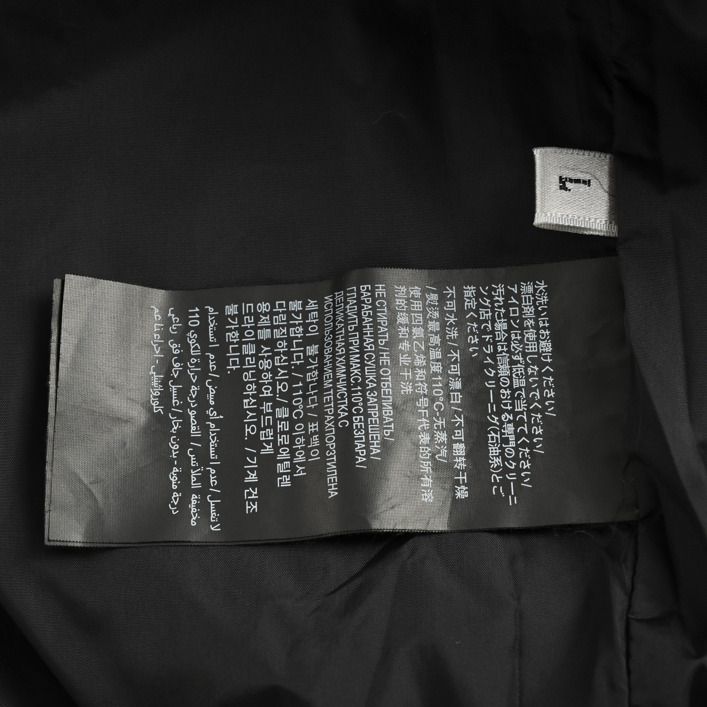 本地自取: 💰300
Saint Laurent Paris/圣罗兰 25Fw 线条立领夹克外套
天丝绉缎TEDDY夹克,衣服表面附有特殊肌理、高级面料自然的悬垂感、凉爽舒适贴肤透气、不沾尘且打理简便。内村采用T400铜氨纤维里布150克,开模领标搭配搭配CASSANDRE蛇骨链,胸口烟灰蓝色刺绣Logo 处运用田岛万针刺绣 ,用超细哑光线做加密平纹绣花,花型虽不大但针数高达二万多针,定位刺绣非常的饱满自然 色调品牌标志标识刺绣。立领设计,领口螺纹100%羊毛材质贴肤柔软舒适。全件捆条中段无接缝,片与片之间拼接完全精准对位。过肩点缀撞色滚边、漏白拼接设计,五金拉链、辅料三标一应俱全。
Size:S-L