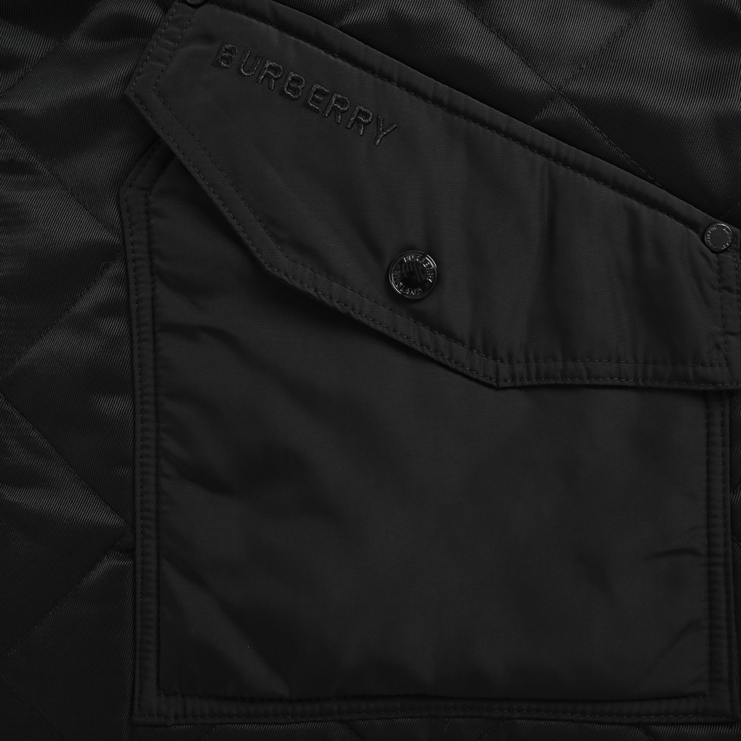 Burberry/巴宝莉 菱格绗缝立领棉服外套 菱形口袋棉服Burberry这款男士菱形绗缝立领棉服 黑色外观+经典菱形绗缝