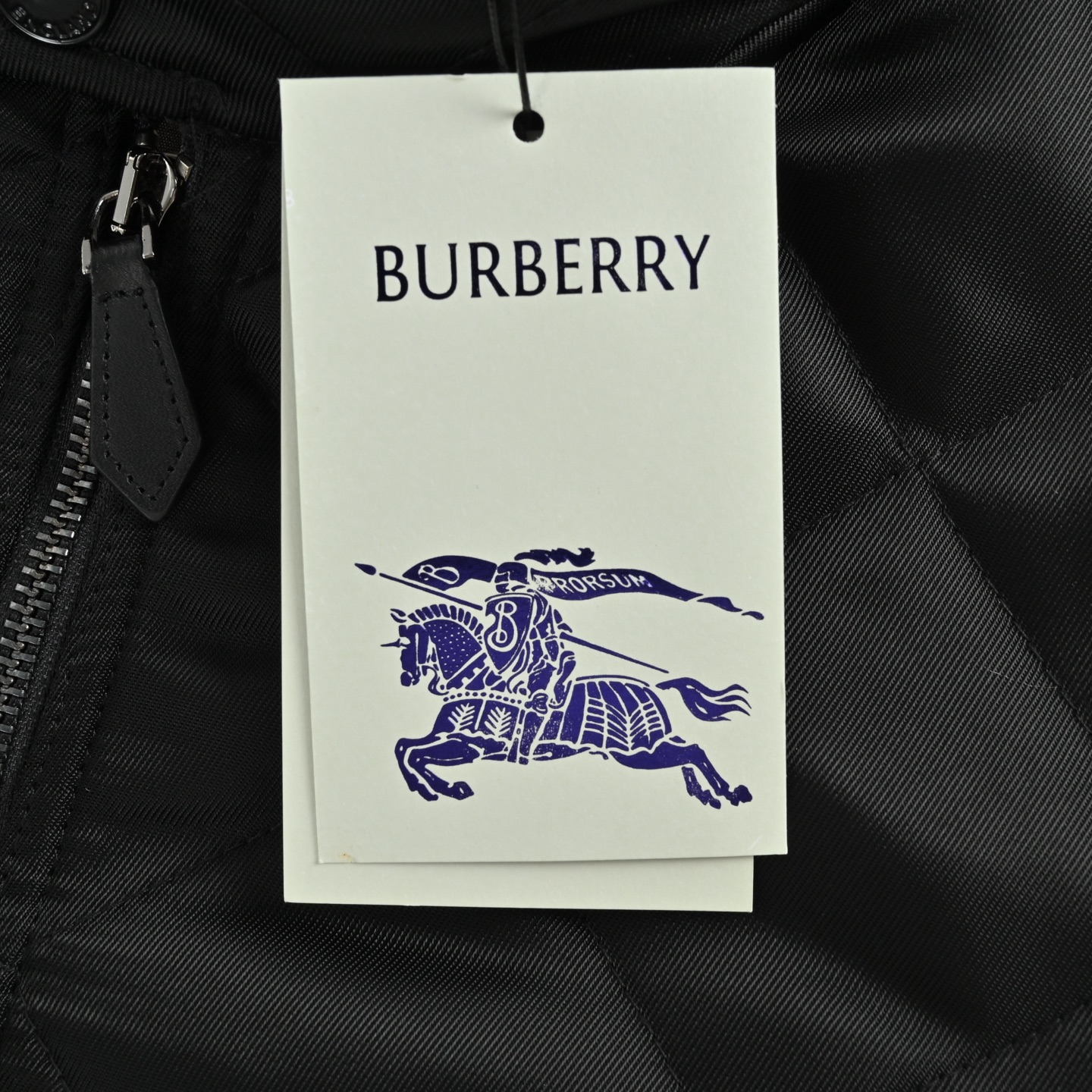 Burberry/巴宝莉 菱格绗缝立领棉服外套 菱形口袋棉服Burberry这款男士菱形绗缝立领棉服 黑色外观+经典菱形绗缝