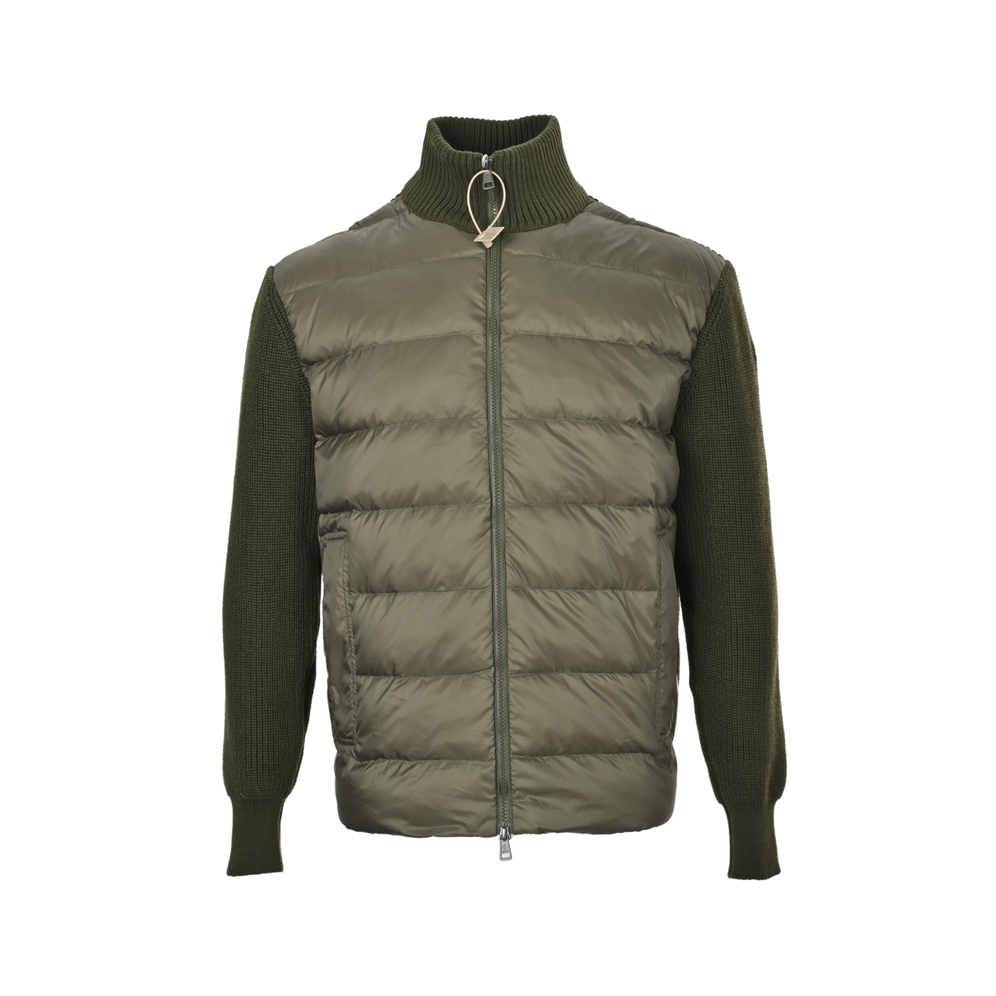 本地自取: 💰450
Moncler/蒙口 八格袖标针织拼接羽绒服
Moncler Cardigan男士羽绒服,军绿色设计,
尼龙面料+90%鸭绒填充,轻盈又保暖. 袖部
针织拼接,舒适又有层次感,袖子经典logo超有辨识度。短款剪裁,适合多种身材,横向压线工艺让衣服更贴身不臃肿.无论通勤还是户外都很实用,时尚感满分!
Size:S-XL