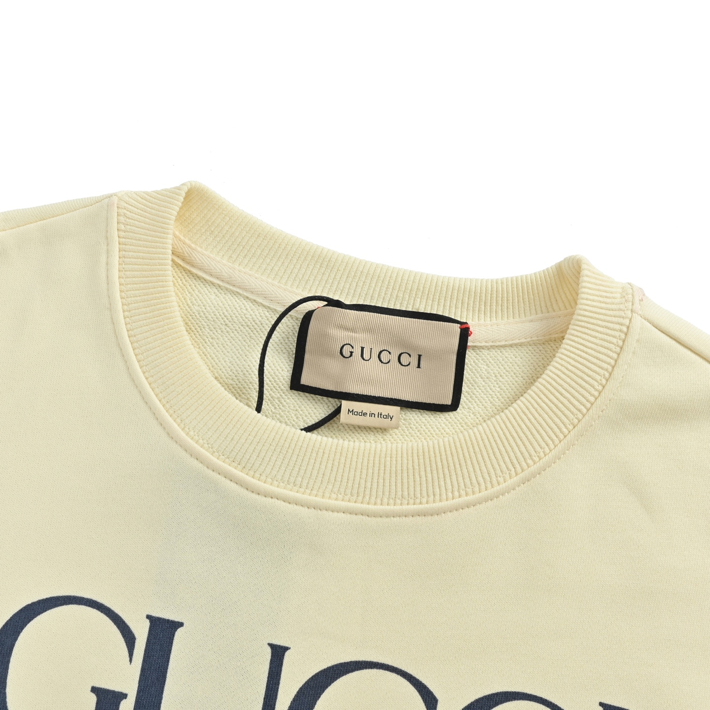 本地自取:💰200
Gucci/古驰 双G互扣腰带字母印花圆领卫衣
420克重纯棉面料毛圈底定制32支2*2螺纹 成衣两遍水洗处理 面料舒适亲肤无异感 定制定染面料 纺织密度高 垂感佳 不易变形 厚织感加上紧密纺纱工艺 不会影响卫衣的透气性 成色的饱和度很高 宽松版型遮肉显瘦不挑人 超级百搭好看的一款卫衣 男女同款
Size:S-XL