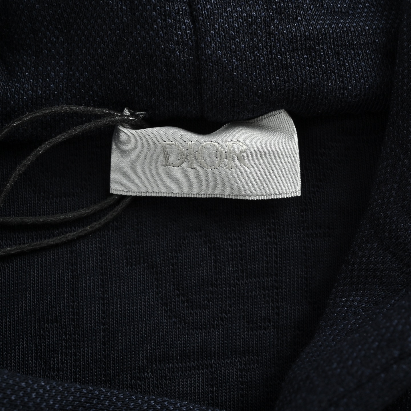 本地自取:💰290
Dior/迪奥 25Fw 老花压纹连帽卫衣
DIOR新款宽松版型连帽运动衫,Oblique 印花.这款连帽运动衫突显 Dior 经典的 Oblique 印花。采用天蓝色棉质面料精心制作,宽松舒适剪裁。连帽设计,侧面搭配贴边口袋,可与牛仔裤或运动长裤搭配,打造休闲造型。
Size:S-XL