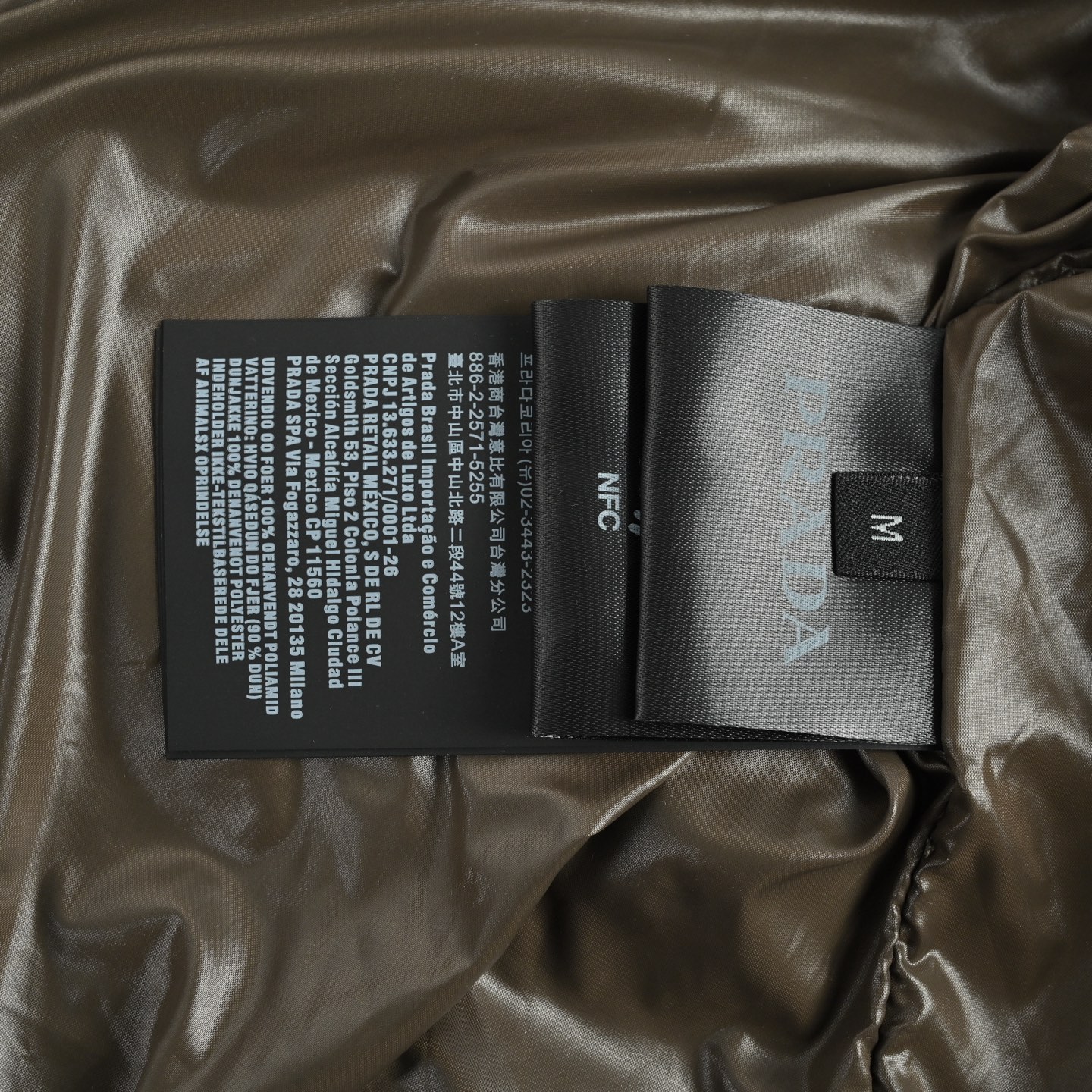 本地自取:💰620
Prada/普拉达 三角标袖子可拆卸羽绒服
这款尼龙绗缝羽绒服,选用标志性再生尼龙面料,轻盈防泼水,内填高品质90白鸭羽绒,保暖力满分!军绿色低调百搭,胸前三角Logo超有辨识度。衣袖可拆卸,夹克or马甲随心切换,通勤、户外都很适合,功能性与时尚感兼具,冬季衣橱必备!
Size:S-XL