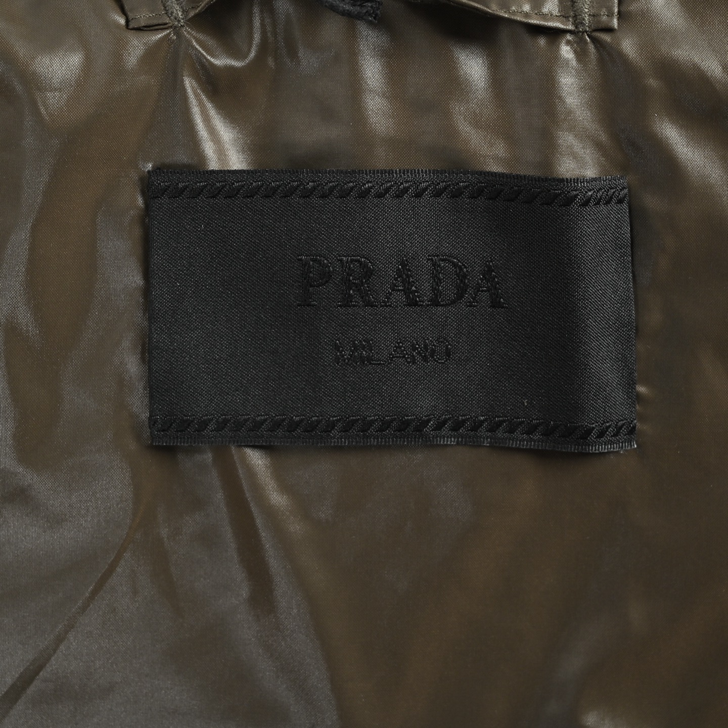 本地自取:💰620
Prada/普拉达 三角标袖子可拆卸羽绒服
这款尼龙绗缝羽绒服,选用标志性再生尼龙面料,轻盈防泼水,内填高品质90白鸭羽绒,保暖力满分!军绿色低调百搭,胸前三角Logo超有辨识度。衣袖可拆卸,夹克or马甲随心切换,通勤、户外都很适合,功能性与时尚感兼具,冬季衣橱必备!
Size:S-XL