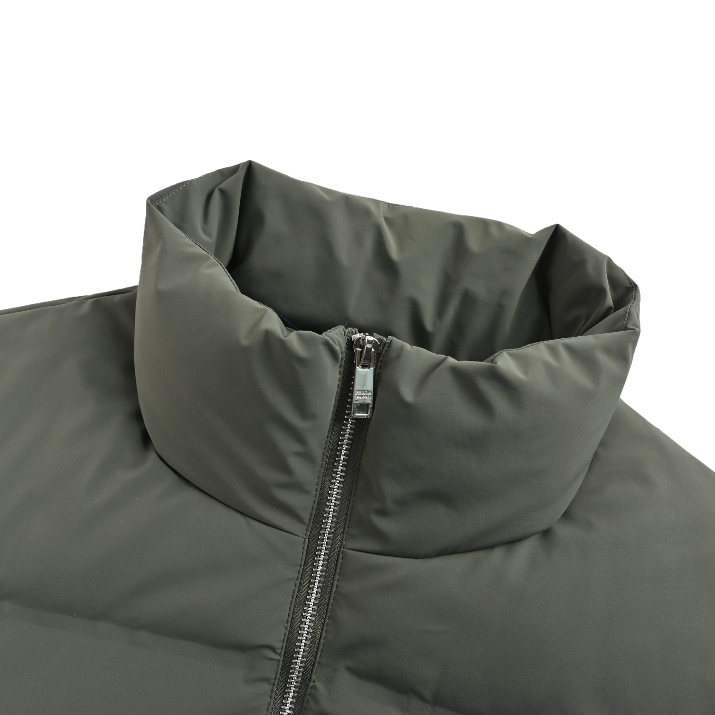 本地自取:💰650
Prada/普拉达 三角标立领羽绒服
面料采用高支府绸面料 表面独特哑光肌理 更显质感 经纱细密+纬纱粗韧的高支高密编织 表面独特的十字肌理感比普通棉质更挺括 比尼龙更亲肤,内里填充采用90精选白鸭绒填充 克重达230g 确保蓬松回弹快 轻盈且保暖,订制小号三角标(此款三角标为小号 区分市场看图做货)。表面绗缝缝线以大约65度角的斜线方向进行缝制 斜线平行排列 菱形网格缝线 防止羽绒外在使用过程中发生移位和堆积 确保保暖性能的均 菱形网格具有强烈的方向感和动感 视觉效果丰富 现代且高级。袖口和下摆采用圆机罗纹针织机编织而成的弹力罗纹 其弹性 柔软性俱佳 能更好的贴合皮肤 锁住暖空气 且穿着无异样感。
Size:50-56