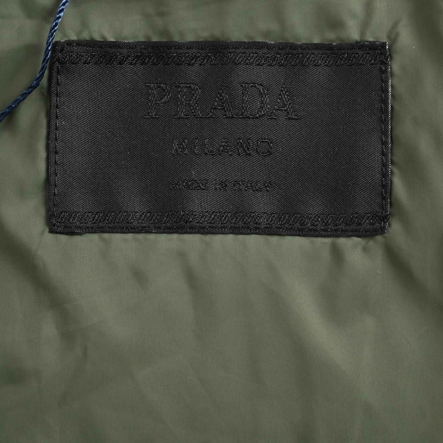 本地自取:💰650
Prada/普拉达 三角标立领羽绒服
面料采用高支府绸面料 表面独特哑光肌理 更显质感 经纱细密+纬纱粗韧的高支高密编织 表面独特的十字肌理感比普通棉质更挺括 比尼龙更亲肤,内里填充采用90精选白鸭绒填充 克重达230g 确保蓬松回弹快 轻盈且保暖,订制小号三角标(此款三角标为小号 区分市场看图做货)。表面绗缝缝线以大约65度角的斜线方向进行缝制 斜线平行排列 菱形网格缝线 防止羽绒外在使用过程中发生移位和堆积 确保保暖性能的均 菱形网格具有强烈的方向感和动感 视觉效果丰富 现代且高级。袖口和下摆采用圆机罗纹针织机编织而成的弹力罗纹 其弹性 柔软性俱佳 能更好的贴合皮肤 锁住暖空气 且穿着无异样感。
Size:50-56