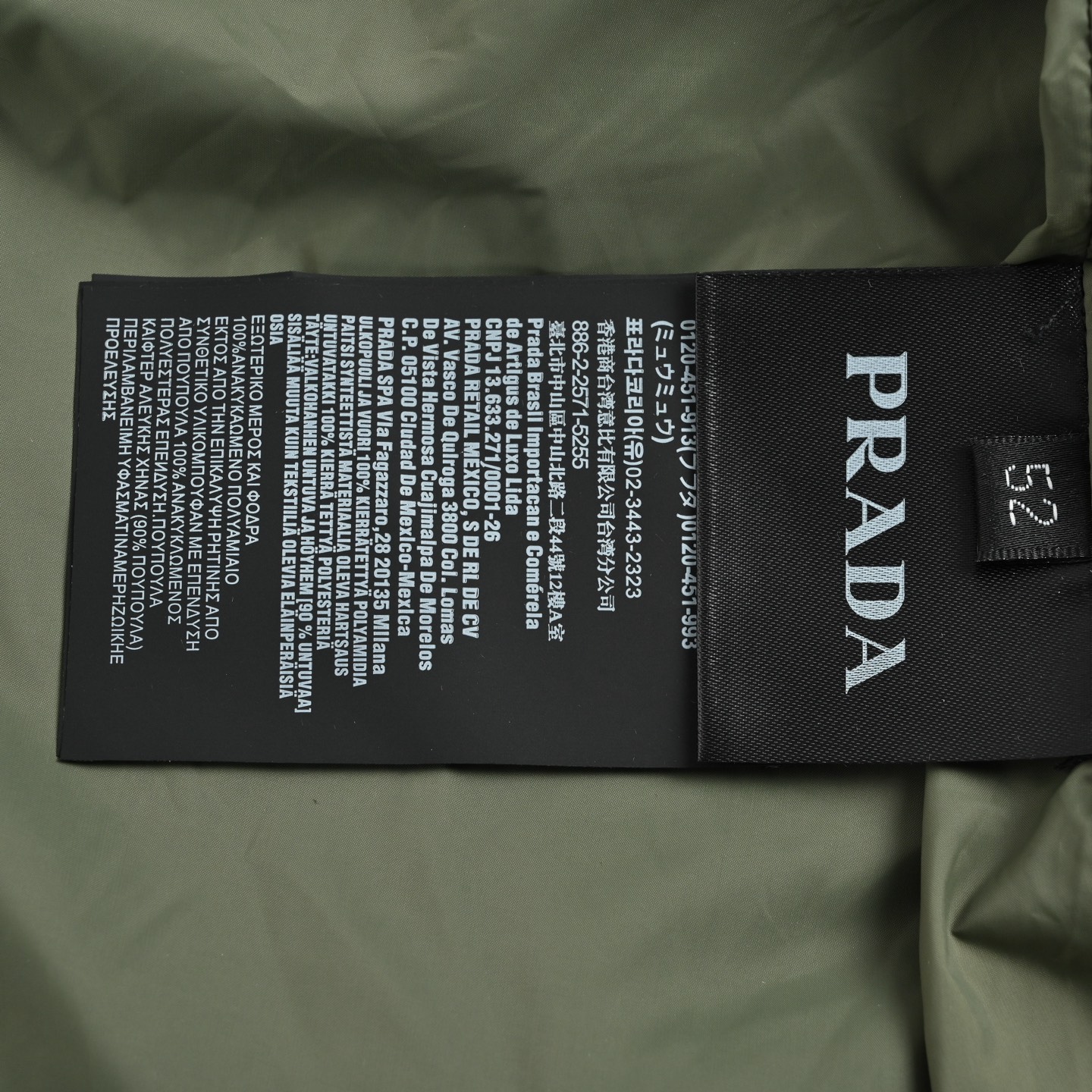 本地自取:💰650
Prada/普拉达 三角标立领羽绒服
面料采用高支府绸面料 表面独特哑光肌理 更显质感 经纱细密+纬纱粗韧的高支高密编织 表面独特的十字肌理感比普通棉质更挺括 比尼龙更亲肤,内里填充采用90精选白鸭绒填充 克重达230g 确保蓬松回弹快 轻盈且保暖,订制小号三角标(此款三角标为小号 区分市场看图做货)。表面绗缝缝线以大约65度角的斜线方向进行缝制 斜线平行排列 菱形网格缝线 防止羽绒外在使用过程中发生移位和堆积 确保保暖性能的均 菱形网格具有强烈的方向感和动感 视觉效果丰富 现代且高级。袖口和下摆采用圆机罗纹针织机编织而成的弹力罗纹 其弹性 柔软性俱佳 能更好的贴合皮肤 锁住暖空气 且穿着无异样感。
Size:50-56