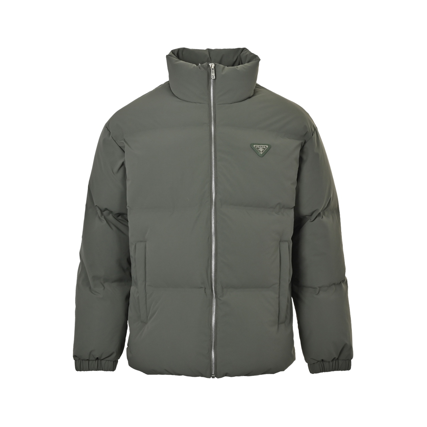 本地自取:💰650
Prada/普拉达 三角标立领羽绒服
面料采用高支府绸面料 表面独特哑光肌理 更显质感 经纱细密+纬纱粗韧的高支高密编织 表面独特的十字肌理感比普通棉质更挺括 比尼龙更亲肤,内里填充采用90精选白鸭绒填充 克重达230g 确保蓬松回弹快 轻盈且保暖,订制小号三角标(此款三角标为小号 区分市场看图做货)。表面绗缝缝线以大约65度角的斜线方向进行缝制 斜线平行排列 菱形网格缝线 防止羽绒外在使用过程中发生移位和堆积 确保保暖性能的均 菱形网格具有强烈的方向感和动感 视觉效果丰富 现代且高级。袖口和下摆采用圆机罗纹针织机编织而成的弹力罗纹 其弹性 柔软性俱佳 能更好的贴合皮肤 锁住暖空气 且穿着无异样感。
Size:50-56