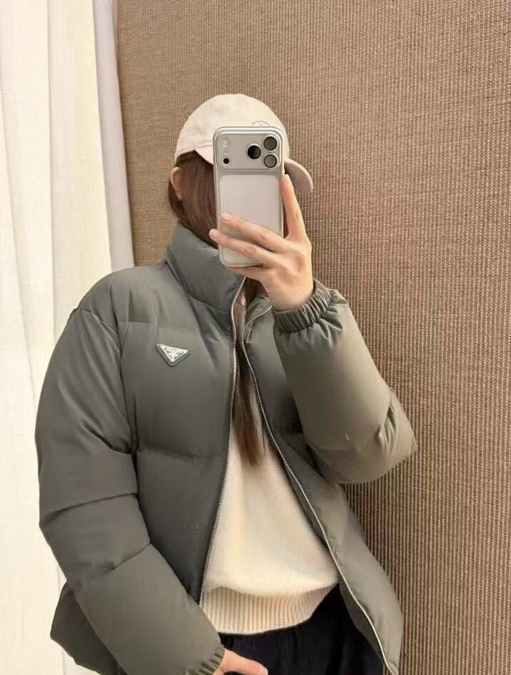 #Prada/普拉达 三角标立领羽绒服上身效果
