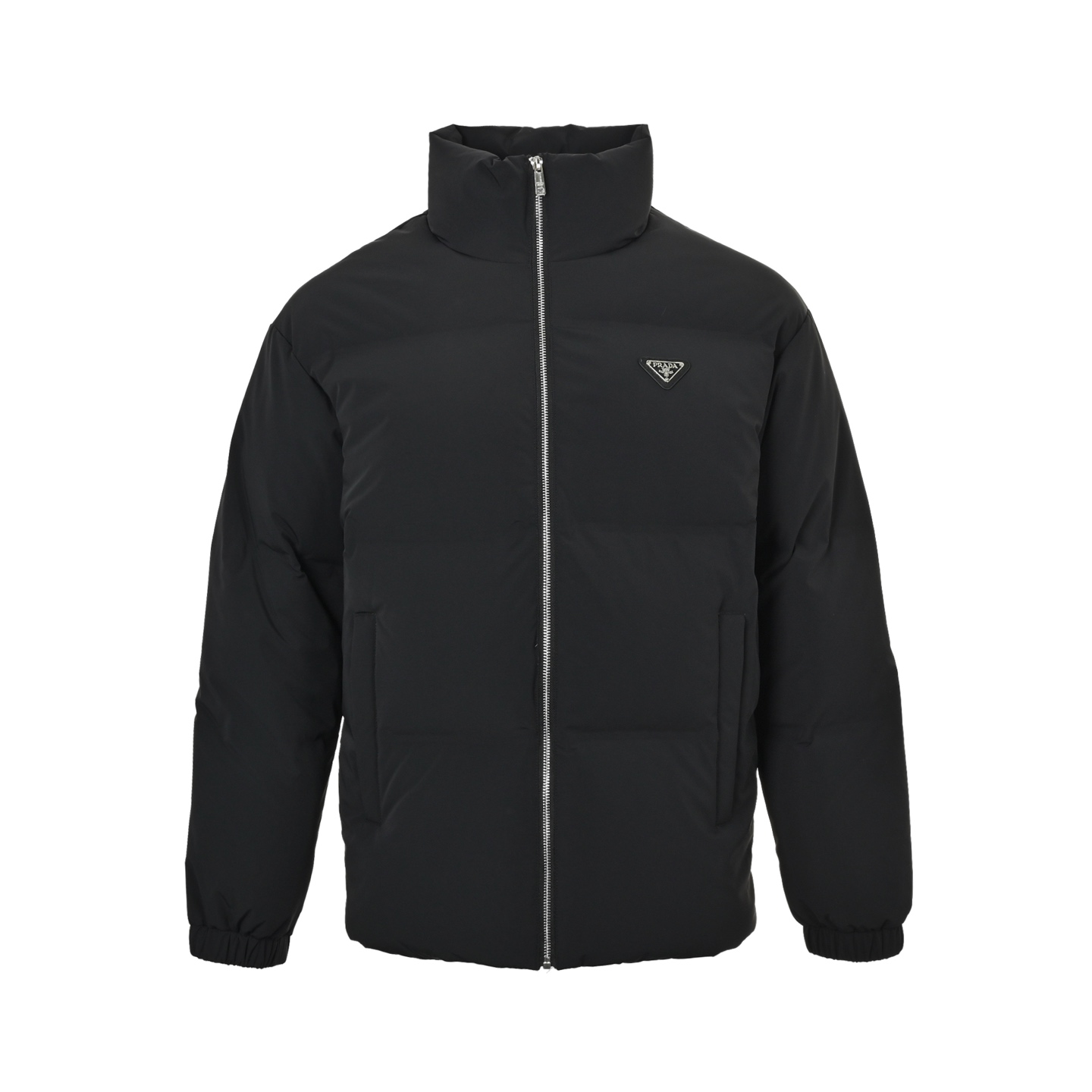 本地自取:💰650
Prada/普拉达 三角标立领羽绒服
面料采用高支府绸面料 表面独特哑光肌理 更显质感 经纱细密+纬纱粗韧的高支高密编织 表面独特的十字肌理感比普通棉质更挺括 比尼龙更亲肤,内里填充采用90精选白鸭绒填充 克重达230g 确保蓬松回弹快 轻盈且保暖,订制小号三角标(此款三角标为小号 区分市场看图做货)。表面绗缝缝线以大约65度角的斜线方向进行缝制 斜线平行排列 菱形网格缝线 防止羽绒外在使用过程中发生移位和堆积 确保保暖性能的均 菱形网格具有强烈的方向感和动感 视觉效果丰富 现代且高级。袖口和下摆采用圆机罗纹针织机编织而成的弹力罗纹 其弹性 柔软性俱佳 能更好的贴合皮肤 锁住暖空气 且穿着无异样感。
Size:50-56