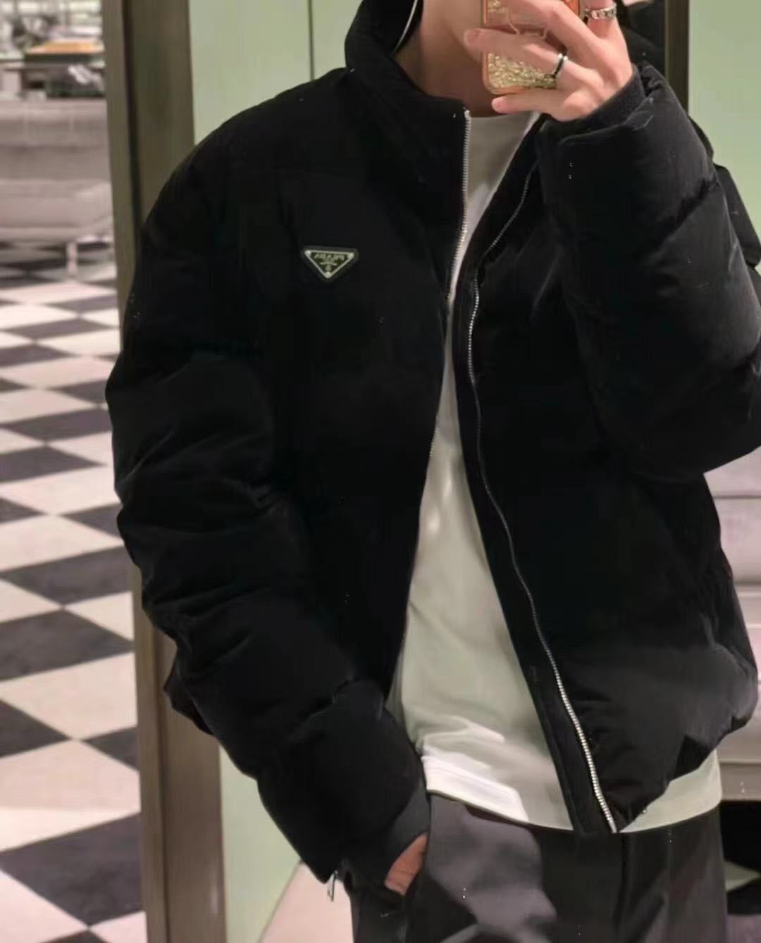 #Prada/普拉达 三角标立领羽绒服上身效果