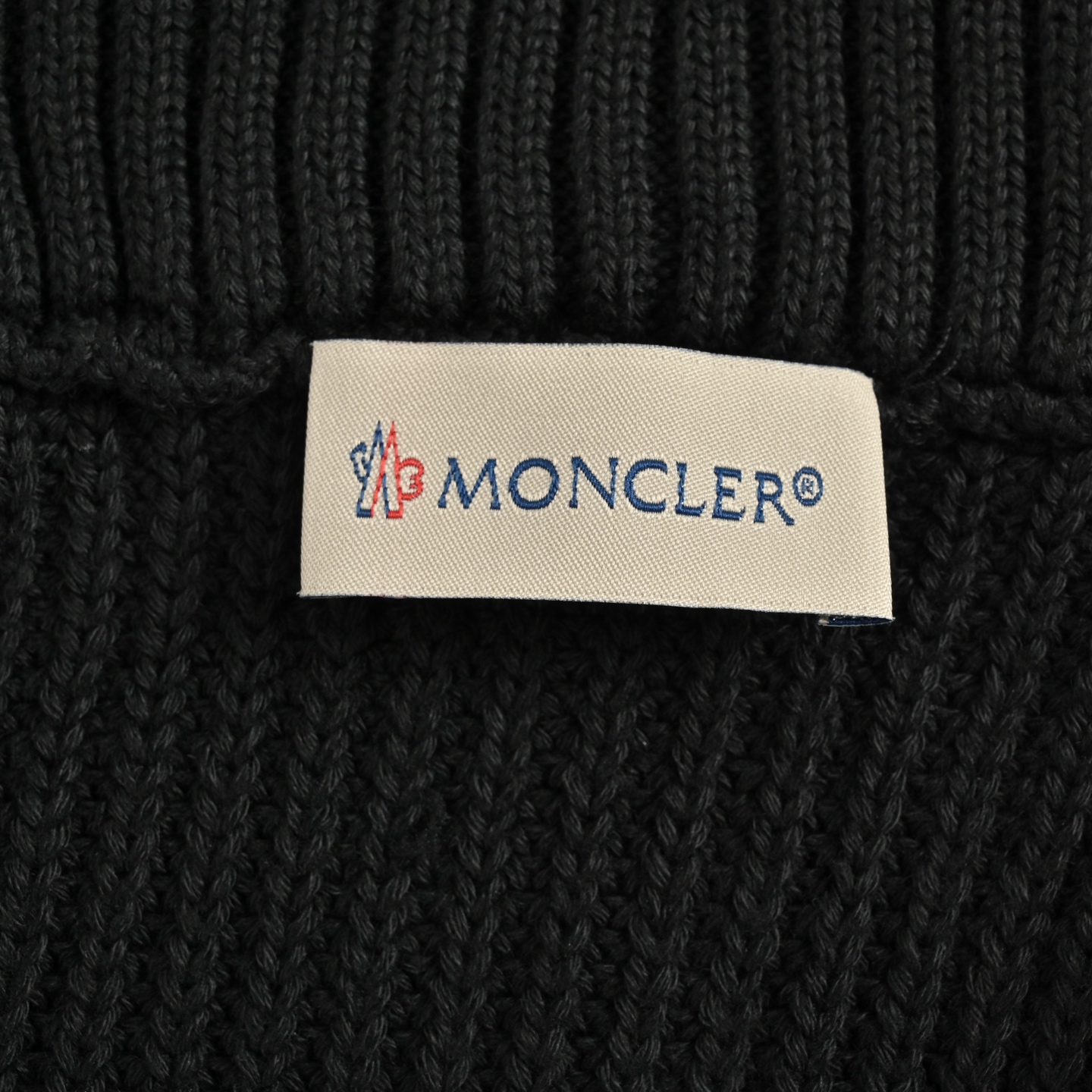 Moncler/蒙口 八格袖标针织拼接羽绒服 Moncler这款针织拼接羽绒服