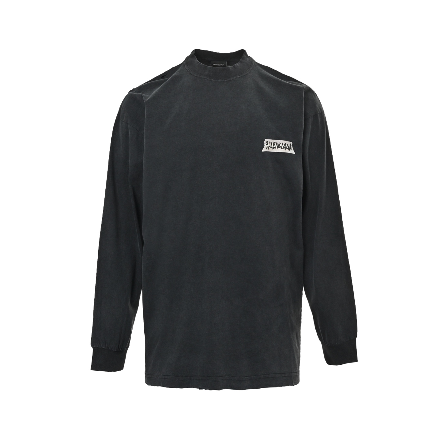 本地自取:💰220 Balenciaga/巴黎世家 牛皮纸胶带字母做旧长袖 采用定织的280克精梳棉。这一克重确保了成衣挺括有型的骨架,避免了普通面料的软塌感。精梳工艺去除了短纤维和杂质,使得纱线更坚韧、织出的布面光洁无毛羽,为后续的印花与做旧提供了最完美的“画布”,采用丝网手工印刷。这不仅是工艺的回归,更是对原版质感的高度还原。仿纸张效果的灵魂特殊浆料:为了实现原版那种独特的、近乎纸张的微裂质感与哑光肌理,我们研发并使用了特殊的定制浆料。这种浆料在通过丝网版印刷到面料上后,会形成一层具有一定厚度和韧性的涂层,干燥后能自然模拟出纸张的纹理与轻微的脆硬触感。这是普通胶浆或热转印膜完全无法企及的复杂效果,成衣在完成缝合与印花后,将经历一道关键的 “炒盐做旧” 工序。将成衣与特定比例的工业盐在大型滚筒机中进行长时间的洗水,盐粒在翻滚中,会对面料的纤维、接缝处以及印花涂层的边缘进行随机且自然的磨损。这种物理磨损 所形成的落色、微磨白以及柔化效果,是化学洗水无法替代的。它让每一件成品都拥有独一无二的、自然而然的复古气息与穿着痕迹,完美复刻了原秀场款所追求的“未完成感”与工业美学 Size:XS-M