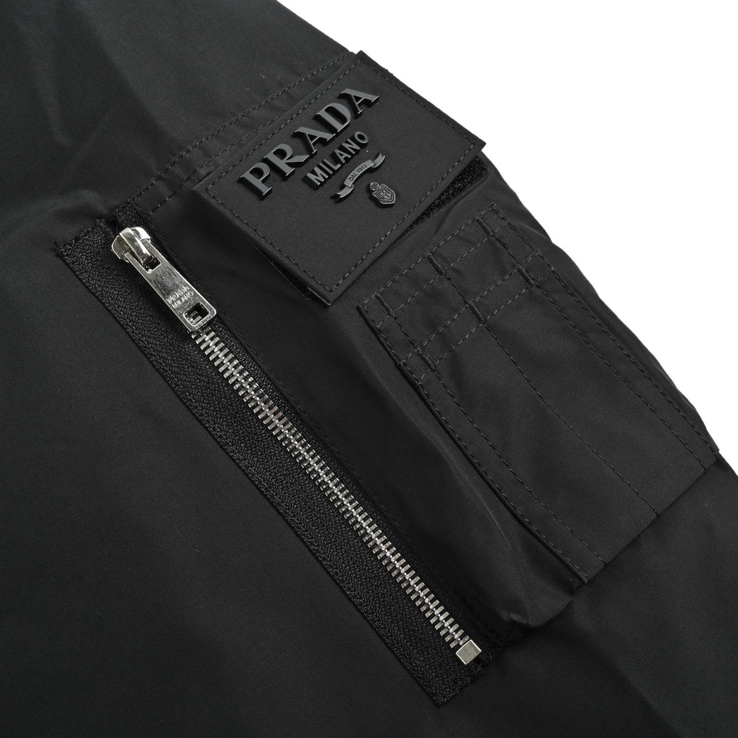 Prada/普拉达 25Fw手臂口袋连帽薄绒羽绒服外套 黑色