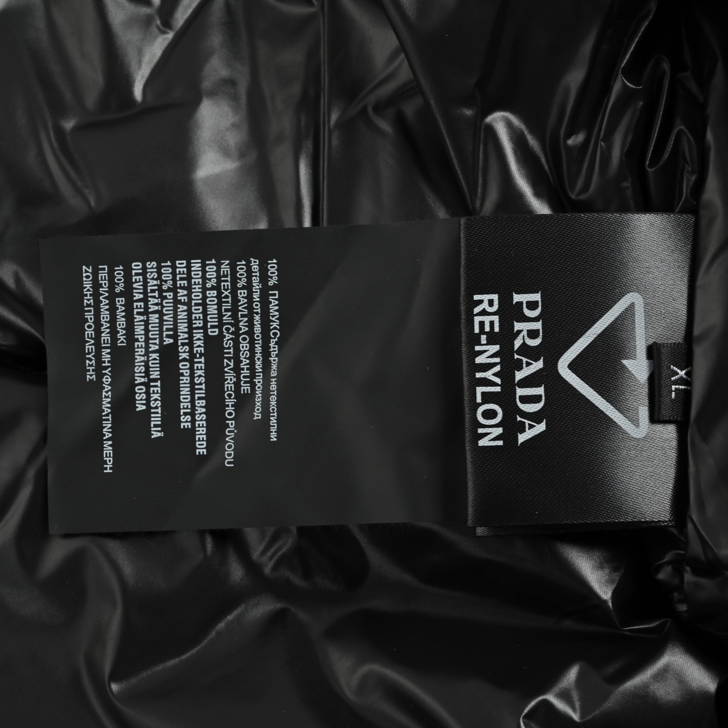 Prada/普拉达 25Fw手臂口袋连帽薄绒羽绒服外套 黑色
