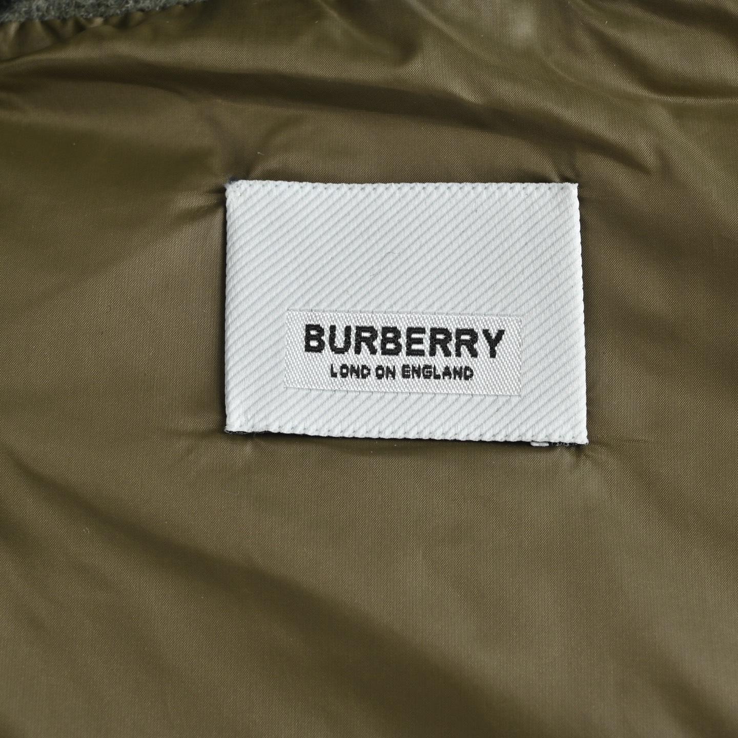 Burberry 巴宝莉 25Fw手臂盾牌可拆卸连帽羽绒服-Chinese UA Cheap High Quatity Brand Clothes Bags handbags Sneakers wholesale wholesaler seller from China Factory suppliers Fashion Clothing Shoes best Quality Beautiful Price Burberry 巴宝莉 25Fw手臂盾牌可拆卸连帽羽绒服