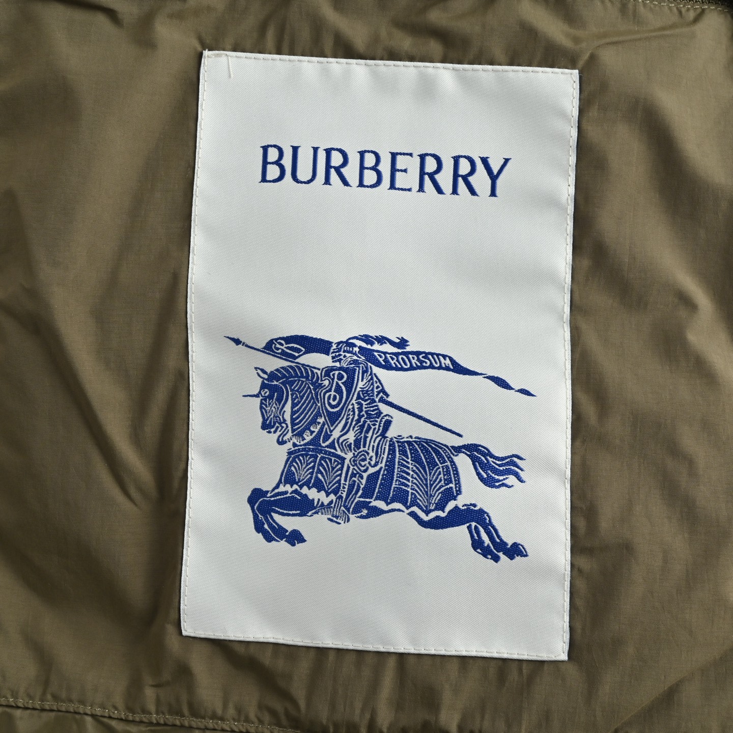 Burberry 巴宝莉 25Fw手臂盾牌可拆卸连帽羽绒服-Chinese UA Cheap High Quatity Brand Clothes Bags handbags Sneakers wholesale wholesaler seller from China Factory suppliers Fashion Clothing Shoes best Quality Beautiful Price Burberry 巴宝莉 25Fw手臂盾牌可拆卸连帽羽绒服