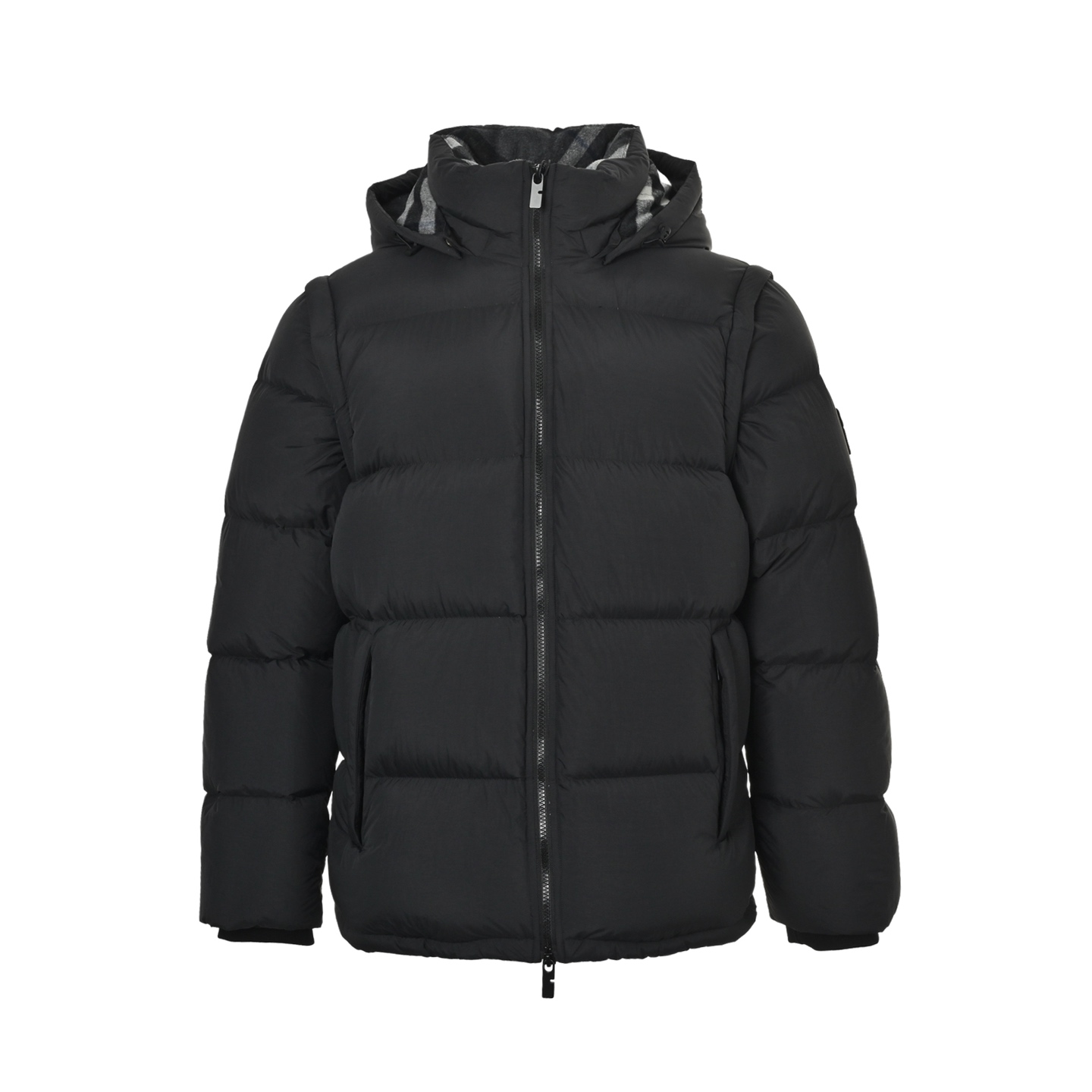 本地自取：💰750 Burberry/巴宝莉 25Fw手臂盾牌可拆卸连帽羽绒服 采用新国标90白鸭绒填充，顶级版本，区分市面通货，帽子可拆卸，领口防风设计更加保暖。男女同款全新美学灵感趣味设计,渠道性质精品。让整体造型设计更加优雅时尚，今夏最火系列，无数明星潮人追捧。裁剪工艺细节处理工整为玩味时尚增添色彩!工整细致，合身的版型构造更是独具匠心，上身不仅有着出彩的辨识度更是减龄青春。一款穿着意义还有穿搭性能都很极致的款式，绚丽的色系调配，此款的工艺必然也是极致非凡，上身的舒适度绝对足够的强大，也是奢品本质的一种彰显！柔软轻薄，触感更是极端撩人，透气性能十分之强大，尤为适合春夏季节的穿搭所需，妥妥的穿着享受，并且各处的细节以及织带的工艺都是尽善尽美，更显高级感！ 内含NFC芯片，更上档次。 颜色：黑色、卡其、草绿 编码：757 Size:48-56（1#-5#）