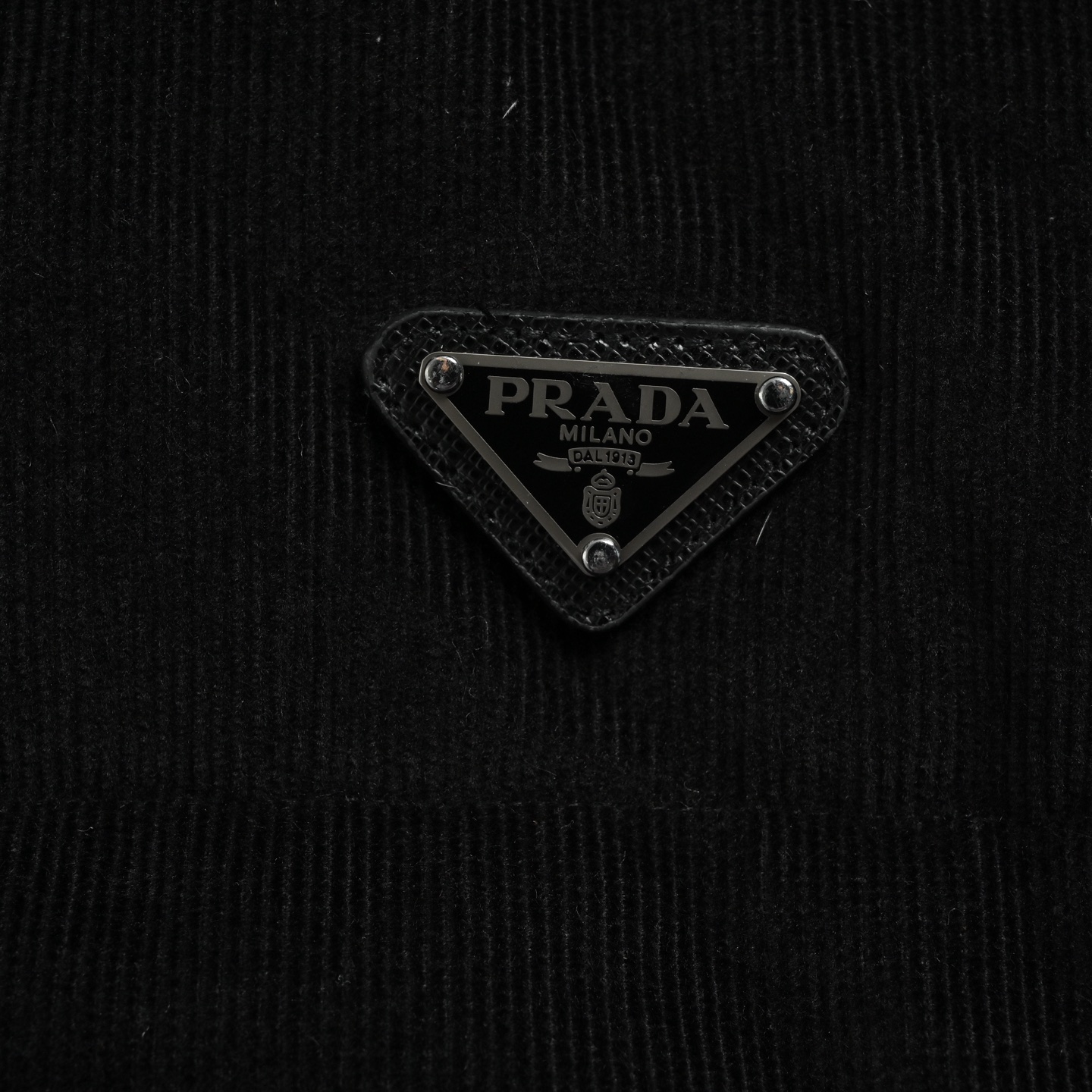 Prada/普拉达 25Fw 三角标可拆卸灯芯绒立领羽绒服