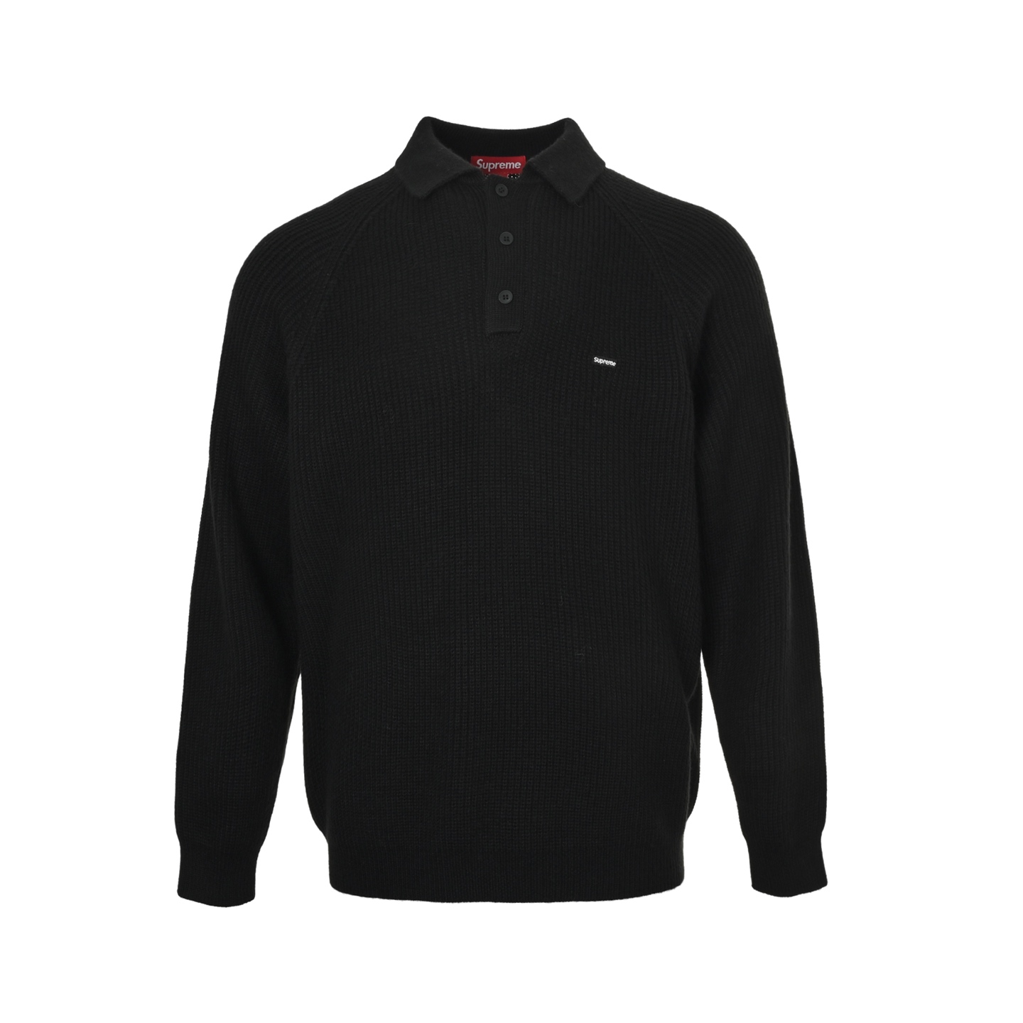 本地自取：💰310 Supreme BOX小标POLO毛衣 巧妙融合了经典POLO衫的利落版型与针织毛衣的柔软质感 并通过精致的刺绣徽标彰显品牌一贯的街头美学态度 其设计在经典中注入创新 非常适合追求个性表达的潮流爱好者 标志性SMALL BOX徽标采用刺绣工艺呈现 细节饱满 结合了POLO衫的翻领设计和针织毛衣的材质 兼顾了舒适度与版型挺括感 作为25秋冬款式 长袖设计和针织工艺确保了保暖性 使其适合春秋季节单独穿着或在冬季作为内搭叠穿 Size:S-XL 注：吊牌与包装是一标一码 吊牌和包装不可丢失