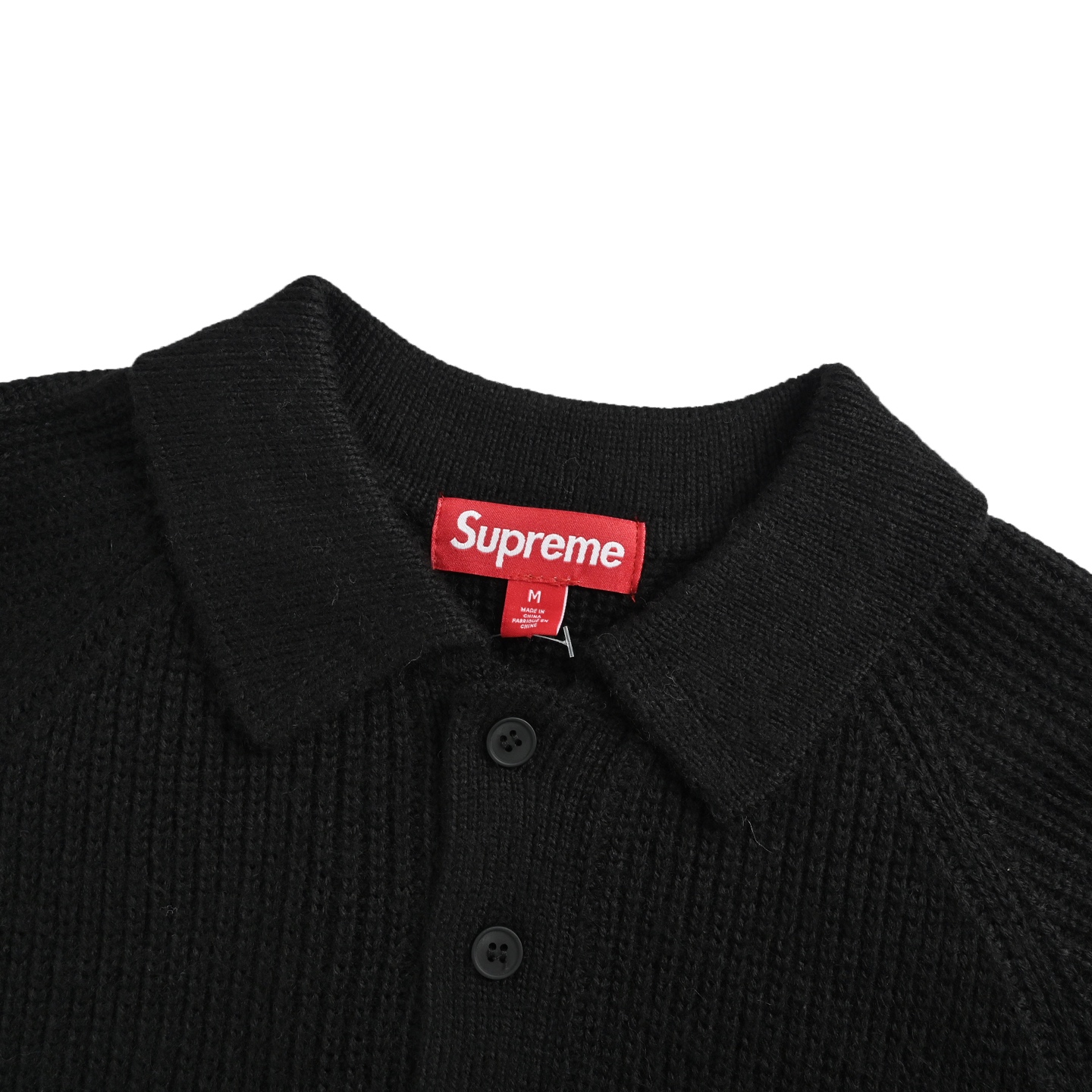 本地自取：💰310 Supreme BOX小标POLO毛衣 巧妙融合了经典POLO衫的利落版型与针织毛衣的柔软质感 并通过精致的刺绣徽标彰显品牌一贯的街头美学态度 其设计在经典中注入创新 非常适合追求个性表达的潮流爱好者 标志性SMALL BOX徽标采用刺绣工艺呈现 细节饱满 结合了POLO衫的翻领设计和针织毛衣的材质 兼顾了舒适度与版型挺括感 作为25秋冬款式 长袖设计和针织工艺确保了保暖性 使其适合春秋季节单独穿着或在冬季作为内搭叠穿 Size:S-XL 注：吊牌与包装是一标一码 吊牌和包装不可丢失