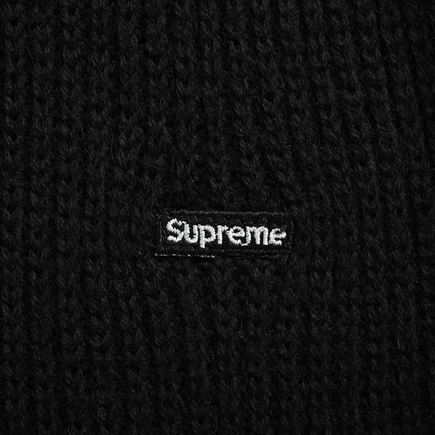 Supreme BOX小标POLO毛衣 巧妙融合了经典POLO衫的利落版型与针织毛衣的柔软质感