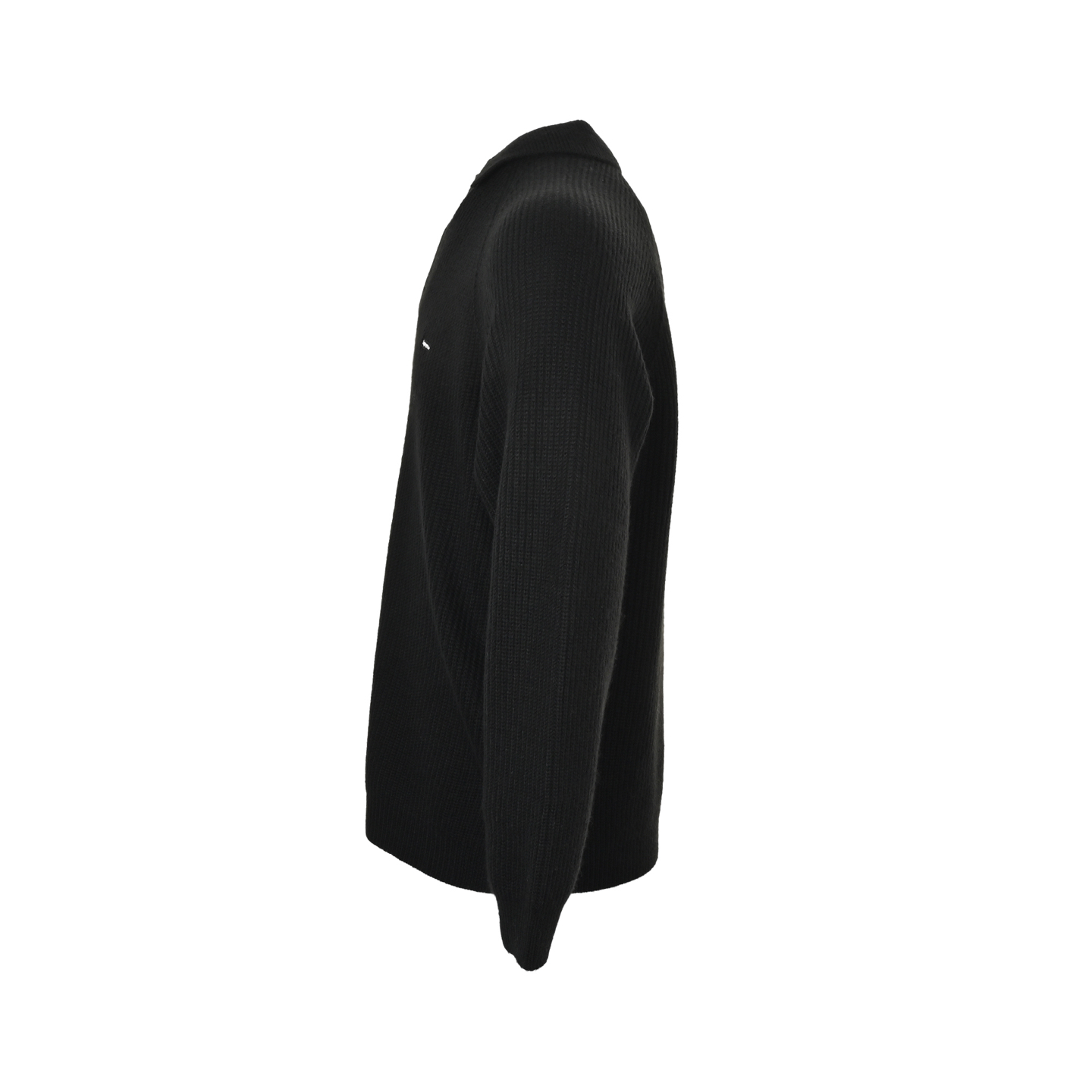 本地自取：💰310 Supreme BOX小标POLO毛衣 巧妙融合了经典POLO衫的利落版型与针织毛衣的柔软质感 并通过精致的刺绣徽标彰显品牌一贯的街头美学态度 其设计在经典中注入创新 非常适合追求个性表达的潮流爱好者 标志性SMALL BOX徽标采用刺绣工艺呈现 细节饱满 结合了POLO衫的翻领设计和针织毛衣的材质 兼顾了舒适度与版型挺括感 作为25秋冬款式 长袖设计和针织工艺确保了保暖性 使其适合春秋季节单独穿着或在冬季作为内搭叠穿 Size:S-XL 注：吊牌与包装是一标一码 吊牌和包装不可丢失