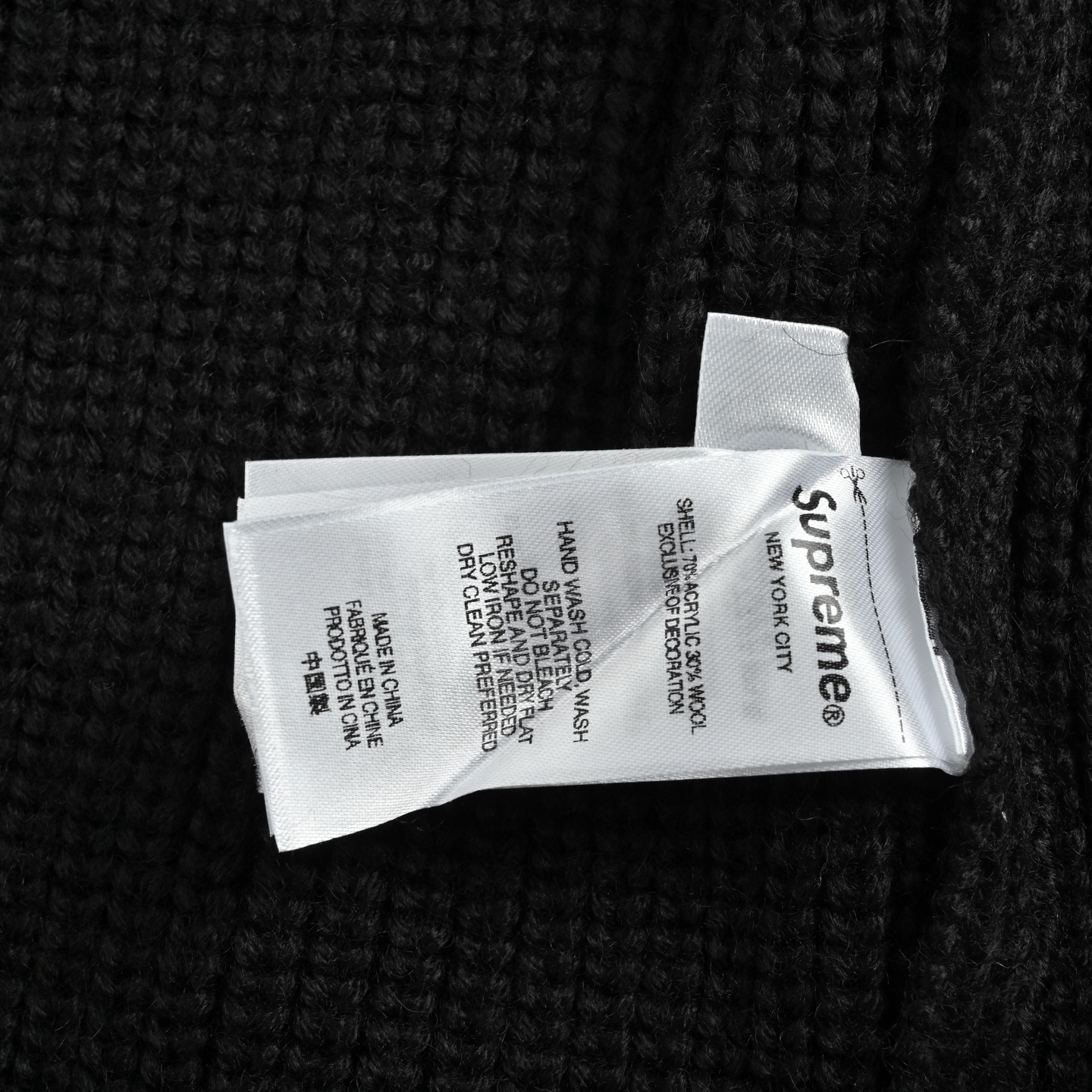 Supreme BOX小标POLO毛衣 巧妙融合了经典POLO衫的利落版型与针织毛衣的柔软质感