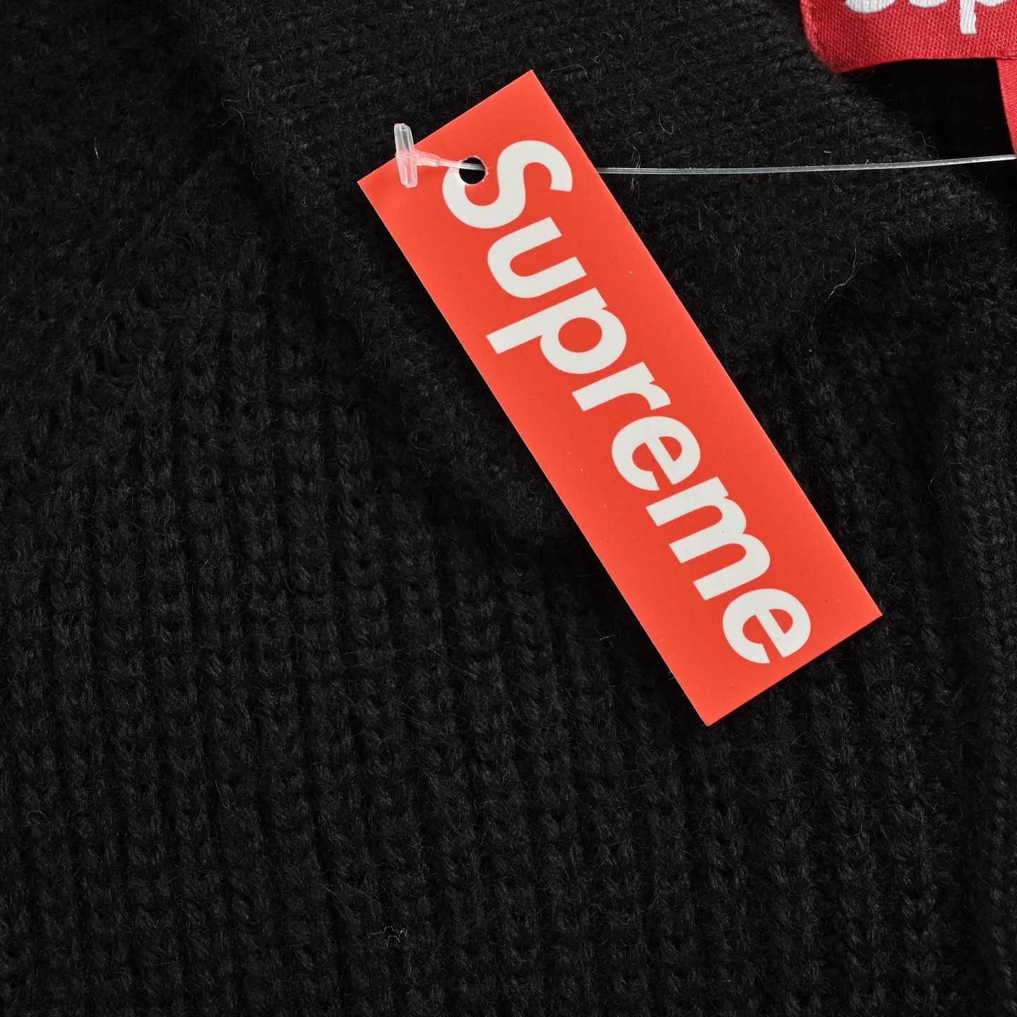 Supreme BOX小标POLO毛衣 巧妙融合了经典POLO衫的利落版型与针织毛衣的柔软质感
