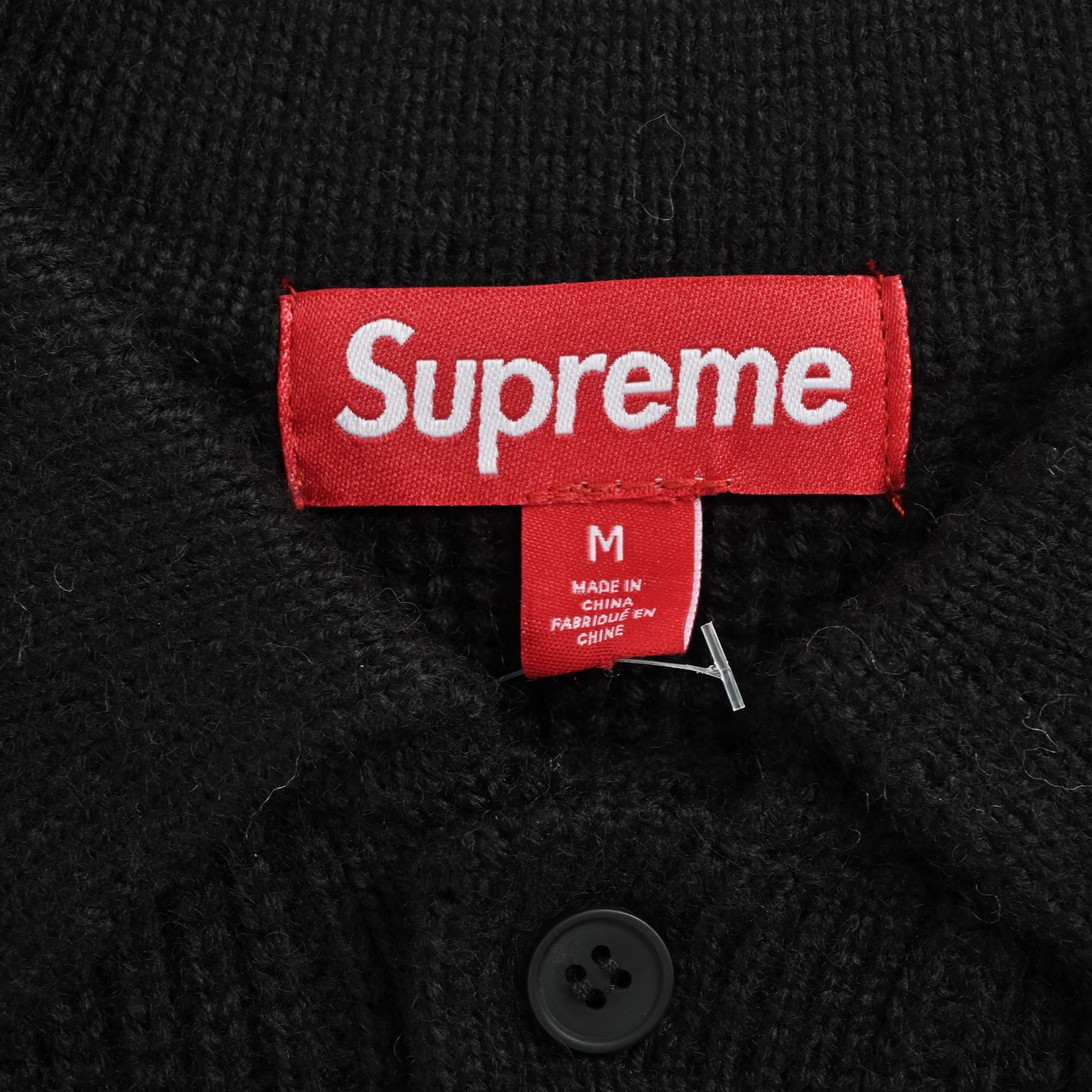 Supreme BOX小标POLO毛衣 巧妙融合了经典POLO衫的利落版型与针织毛衣的柔软质感