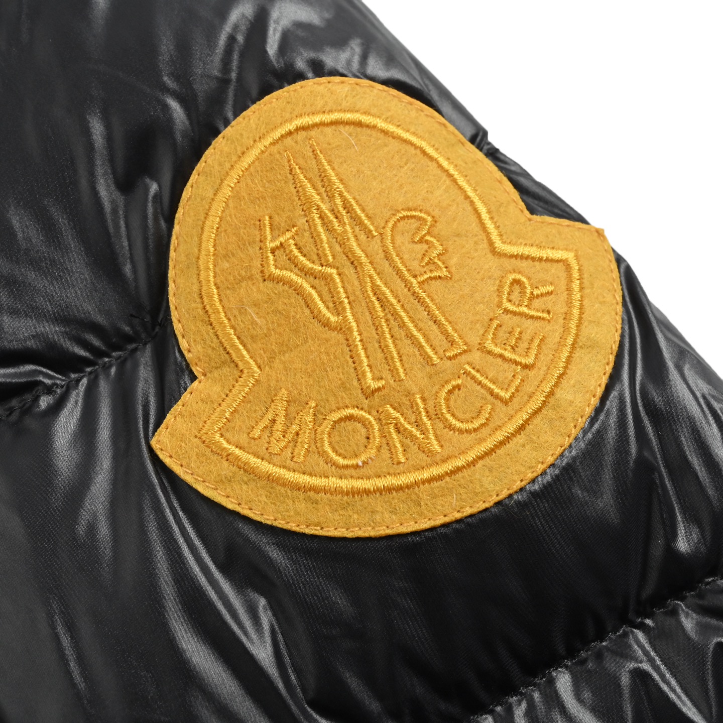 Moncler/蒙口 25Fw胸口斜拉链限定黄标羽绒服 黑色