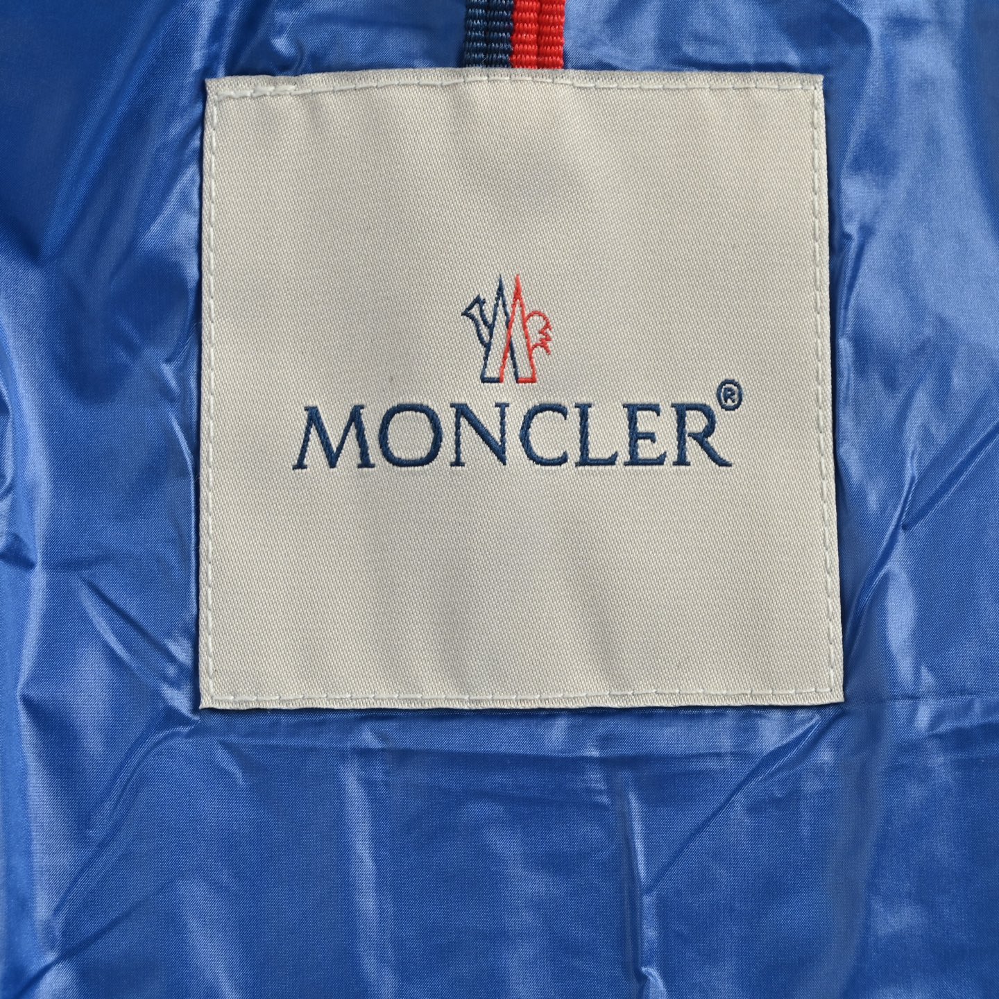 Moncler/蒙口 25Fw胸口斜拉链限定黄标羽绒服 黑色