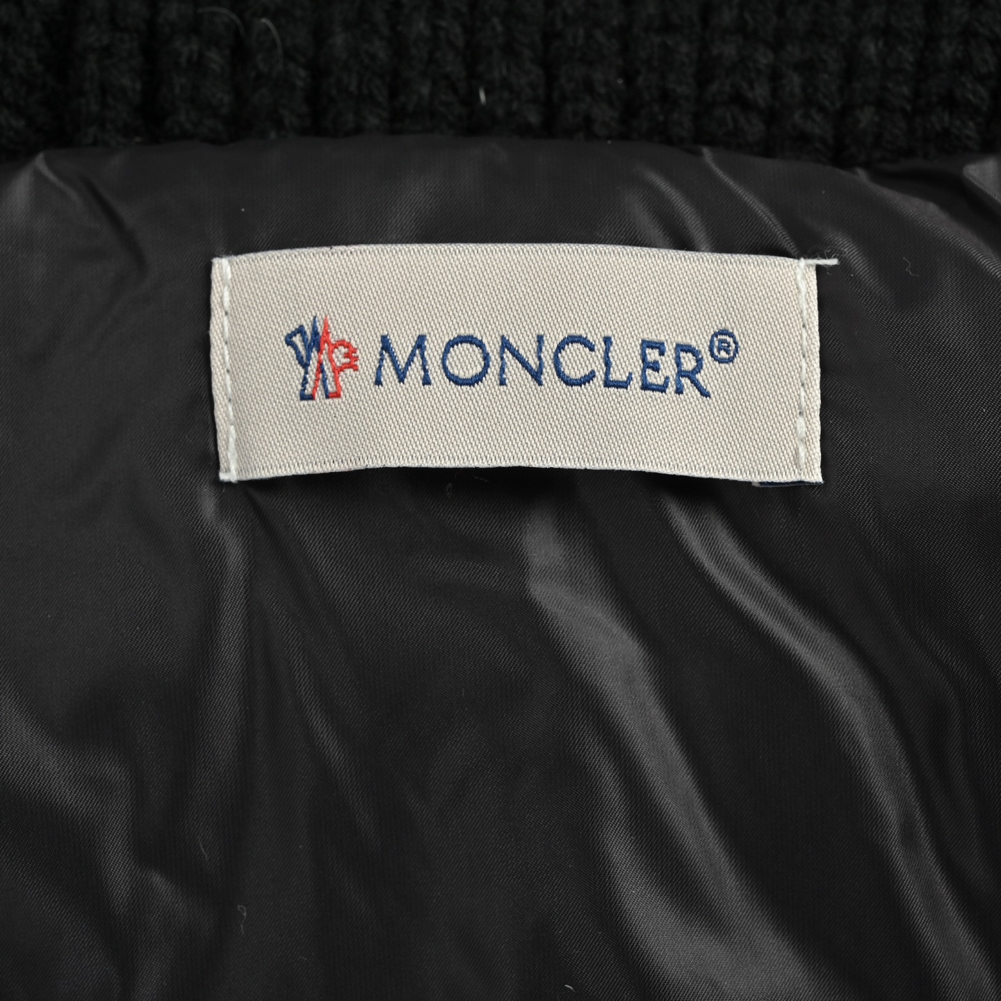 Moncler/蒙口 针织拼接羽绒外套 Moncler这款针织拼接羽绒服