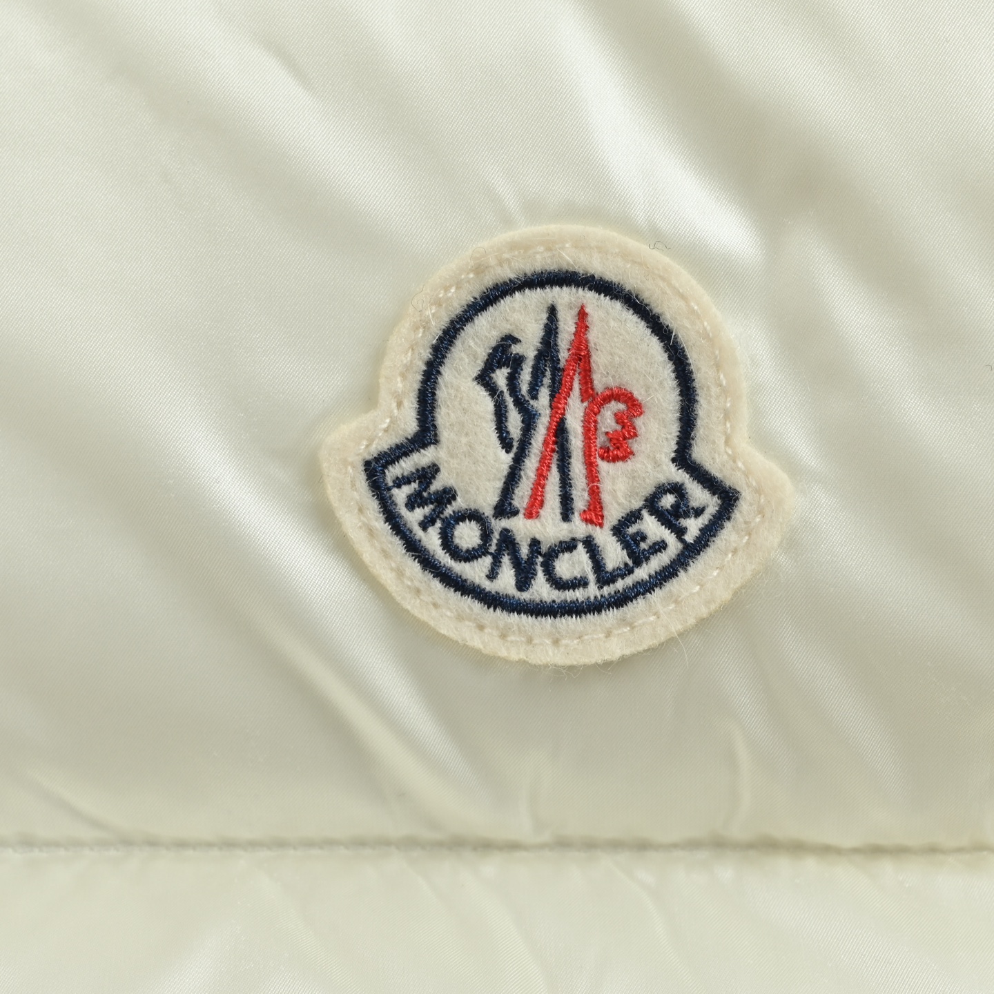 Moncler/蒙口 经典连帽羽绒马甲 Bormes羽绒马甲采用标志性闪亮漆面尼龙制成 经典长方格绗缝令其脱颖而出