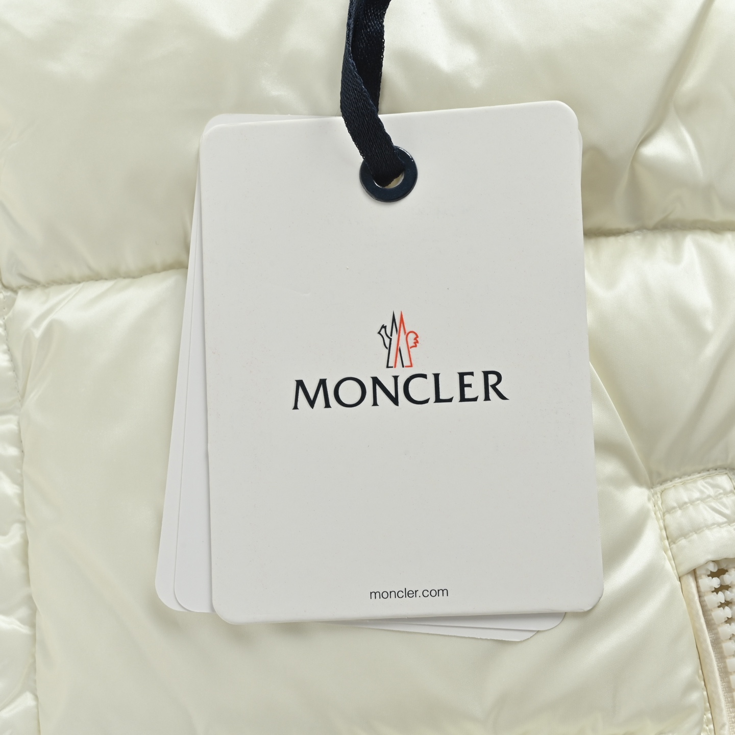 Moncler/蒙口 经典连帽羽绒马甲 Bormes羽绒马甲采用标志性闪亮漆面尼龙制成 经典长方格绗缝令其脱颖而出