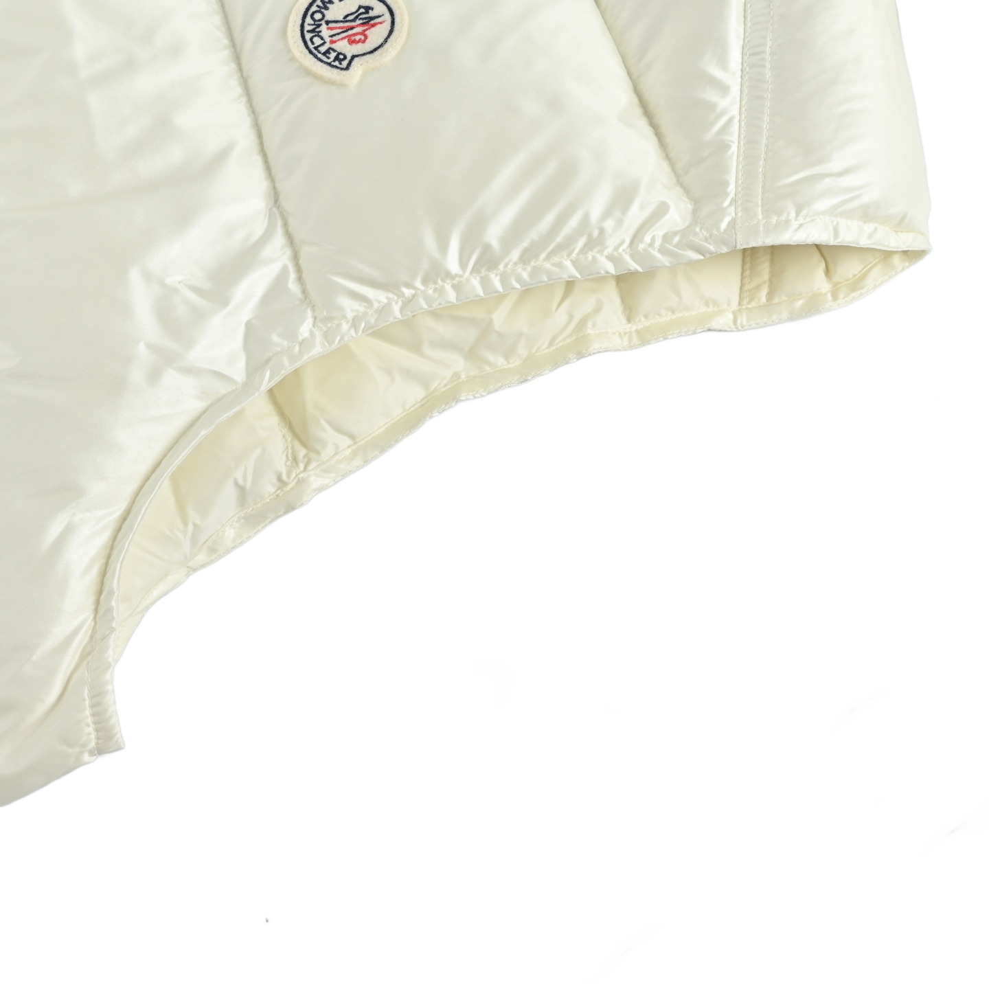 Moncler/蒙口 经典连帽羽绒马甲 Bormes羽绒马甲采用标志性闪亮漆面尼龙制成 经典长方格绗缝令其脱颖而出