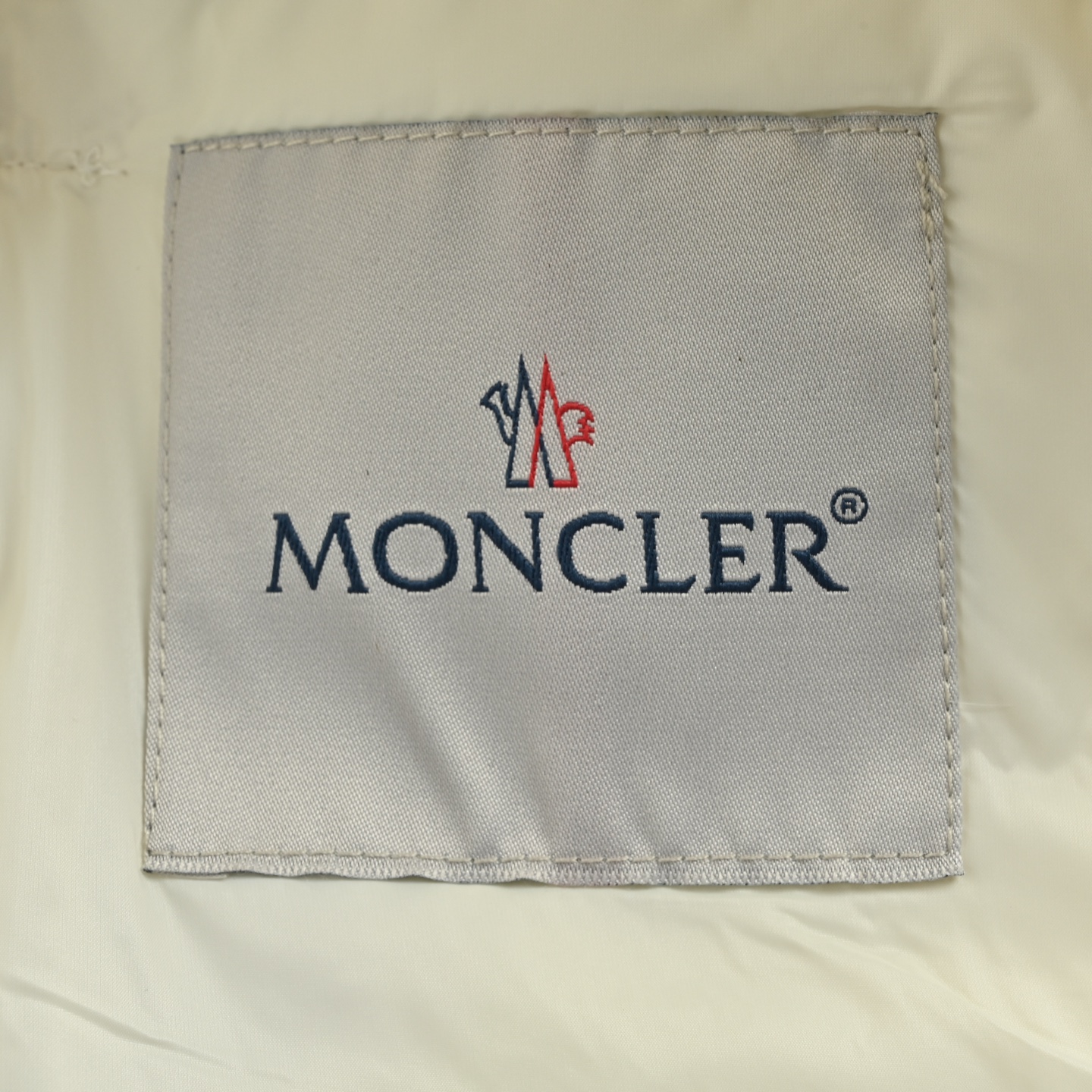 Moncler/蒙口 经典连帽羽绒马甲 Bormes羽绒马甲采用标志性闪亮漆面尼龙制成 经典长方格绗缝令其脱颖而出