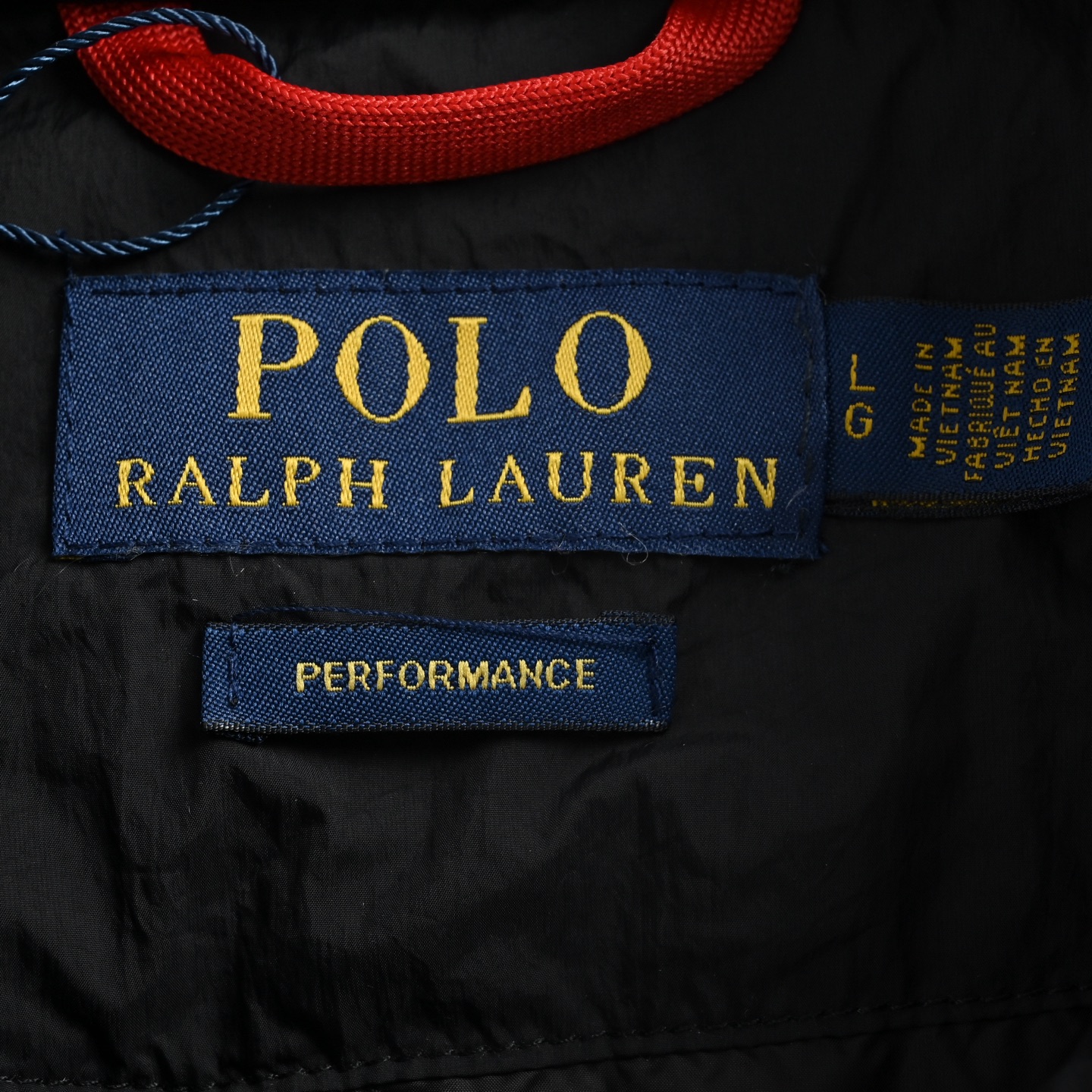 RALPH LAUREN拉夫劳伦RL 红标翻领轻薄棉服外套 采用高密度尼龙塔夫绸 密度约210T-300T 表面光滑微哑光