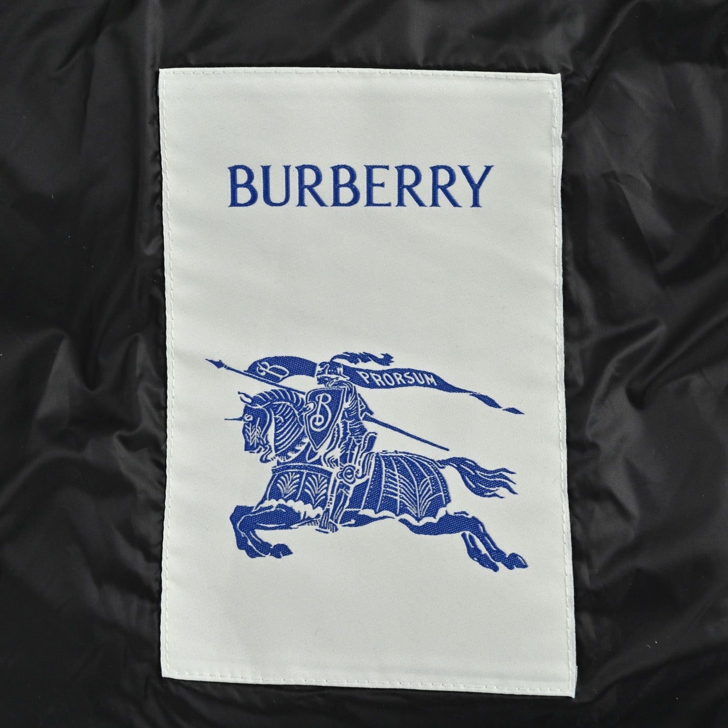 Burberry/巴宝莉 隐藏帽格纹门襟羽绒服 Burberry女款格纹隐藏帽羽绒服