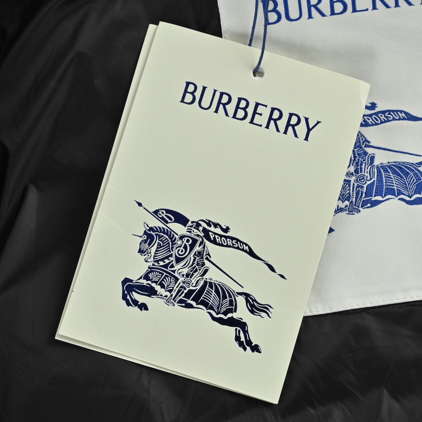 Burberry/巴宝莉 隐藏帽格纹门襟羽绒服 Burberry女款格纹隐藏帽羽绒服
