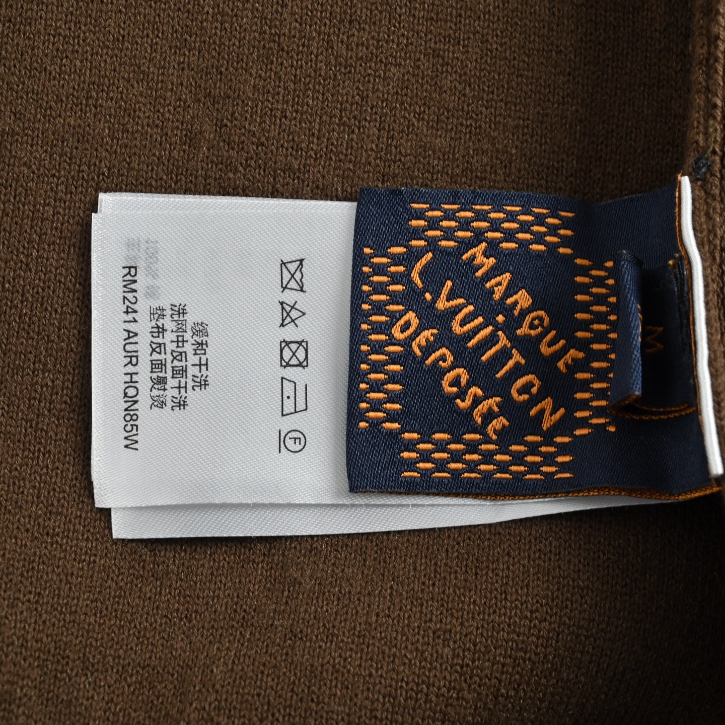 Louis Vuitton/路易威登 浮雕压纹字母logo拉链针织翻领外套 双面提花压纹针织工艺 压纹效果针织毛衣是一种具有特殊纹理和视觉效果的针织衣物 毛衣表面通过特殊的工艺处理 利用专门的压纹机械设备 通过特殊的编织技法 直接在毛衣的编织过程中形成压纹效果 形成了凹凸不平 有立体感的图案 增加毛衣图案装饰感和立体感 领口部分采用拉链设计 定制开模4号拉链 手感顺滑不卡顿 身上暗纹在编织时就电脑绘版一次成型 三标辅料配套齐全 区别市面版本 颜色：咖色 黑色 藏蓝 Size:S-XL