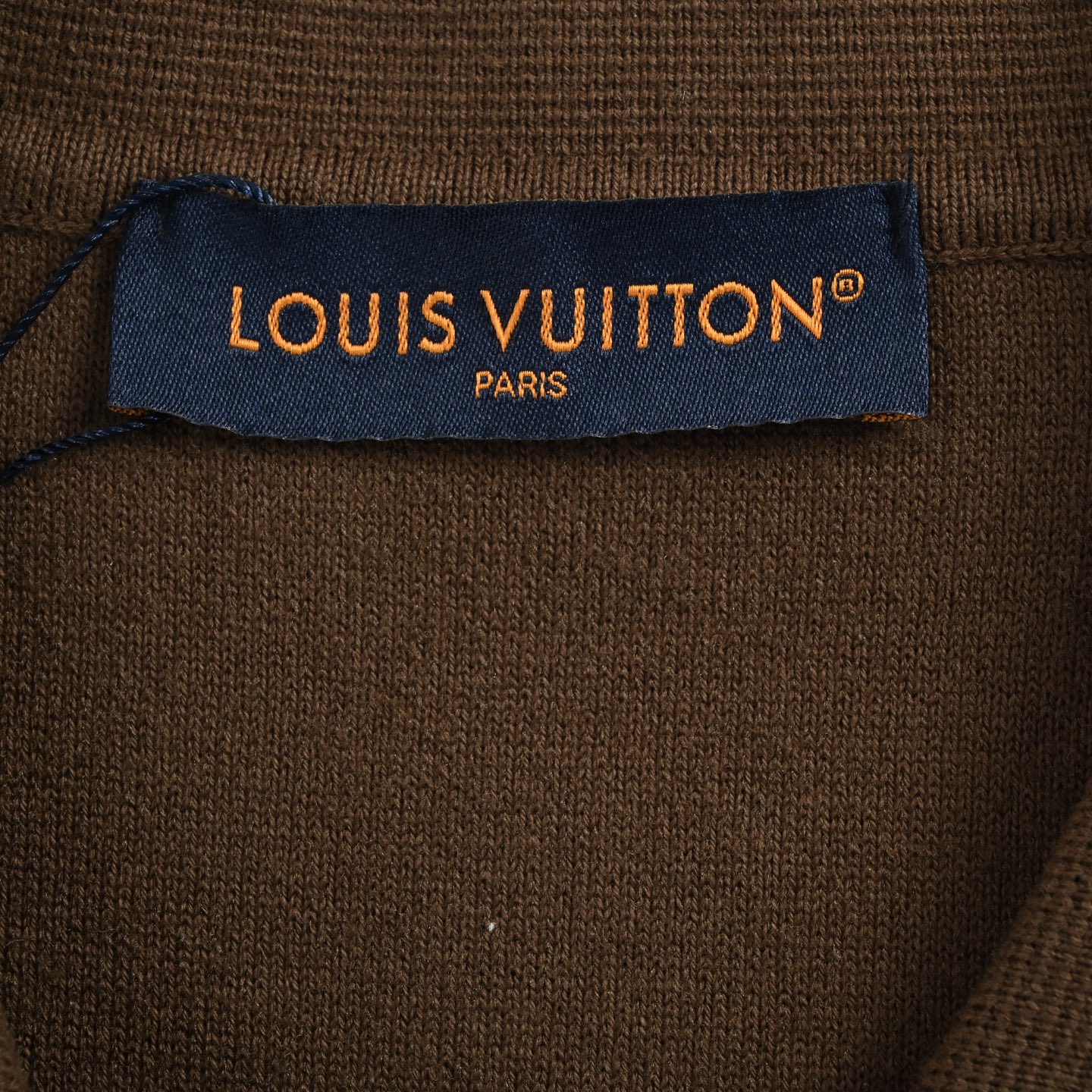 Louis Vuitton/路易威登 浮雕压纹字母logo拉链针织翻领外套 双面提花压纹针织工艺 压纹效果针织毛衣是一种具有特殊纹理和视觉效果的针织衣物 毛衣表面通过特殊的工艺处理 利用专门的压纹机械设备 通过特殊的编织技法 直接在毛衣的编织过程中形成压纹效果 形成了凹凸不平 有立体感的图案 增加毛衣图案装饰感和立体感 领口部分采用拉链设计 定制开模4号拉链 手感顺滑不卡顿 身上暗纹在编织时就电脑绘版一次成型 三标辅料配套齐全 区别市面版本 颜色：咖色 黑色 藏蓝 Size:S-XL