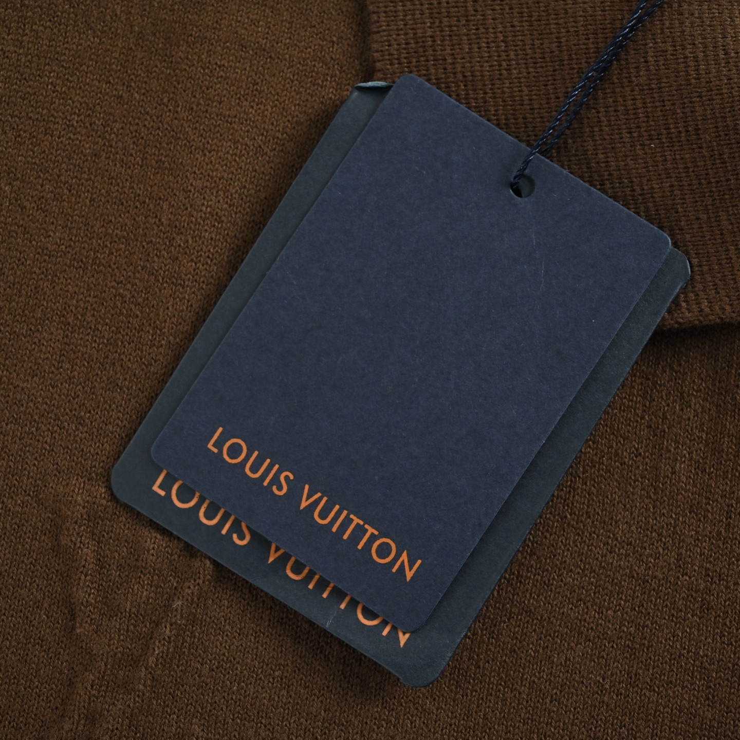 Louis Vuitton/路易威登 浮雕压纹字母logo拉链针织翻领外套 双面提花压纹针织工艺 压纹效果针织毛衣是一种具有特殊纹理和视觉效果的针织衣物 毛衣表面通过特殊的工艺处理 利用专门的压纹机械设备 通过特殊的编织技法 直接在毛衣的编织过程中形成压纹效果 形成了凹凸不平 有立体感的图案 增加毛衣图案装饰感和立体感 领口部分采用拉链设计 定制开模4号拉链 手感顺滑不卡顿 身上暗纹在编织时就电脑绘版一次成型 三标辅料配套齐全 区别市面版本 颜色：咖色 黑色 藏蓝 Size:S-XL