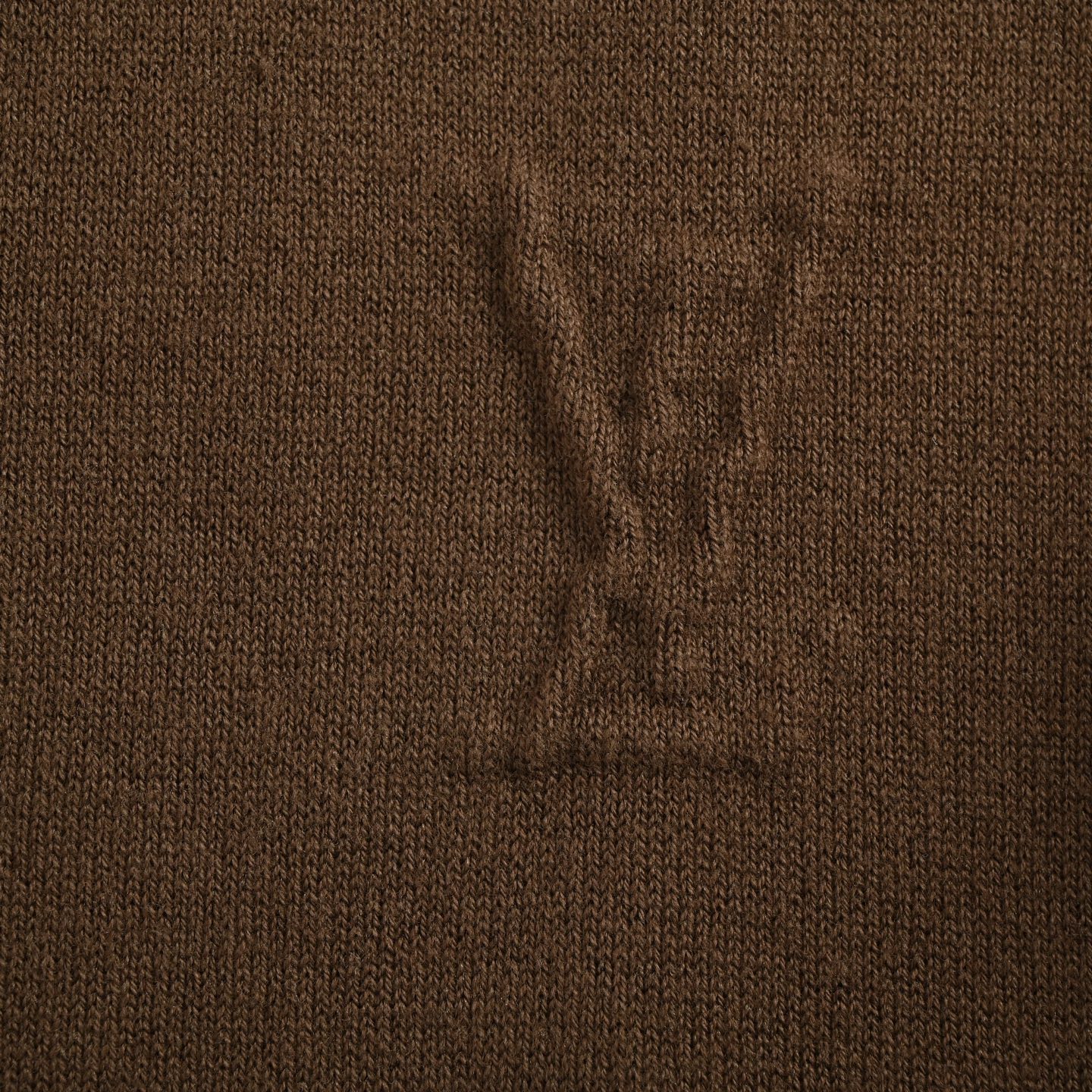 Louis Vuitton/路易威登 浮雕压纹字母logo拉链针织翻领外套 双面提花压纹针织工艺 压纹效果针织毛衣是一种具有特殊纹理和视觉效果的针织衣物 毛衣表面通过特殊的工艺处理 利用专门的压纹机械设备 通过特殊的编织技法 直接在毛衣的编织过程中形成压纹效果 形成了凹凸不平 有立体感的图案 增加毛衣图案装饰感和立体感 领口部分采用拉链设计 定制开模4号拉链 手感顺滑不卡顿 身上暗纹在编织时就电脑绘版一次成型 三标辅料配套齐全 区别市面版本 颜色：咖色 黑色 藏蓝 Size:S-XL