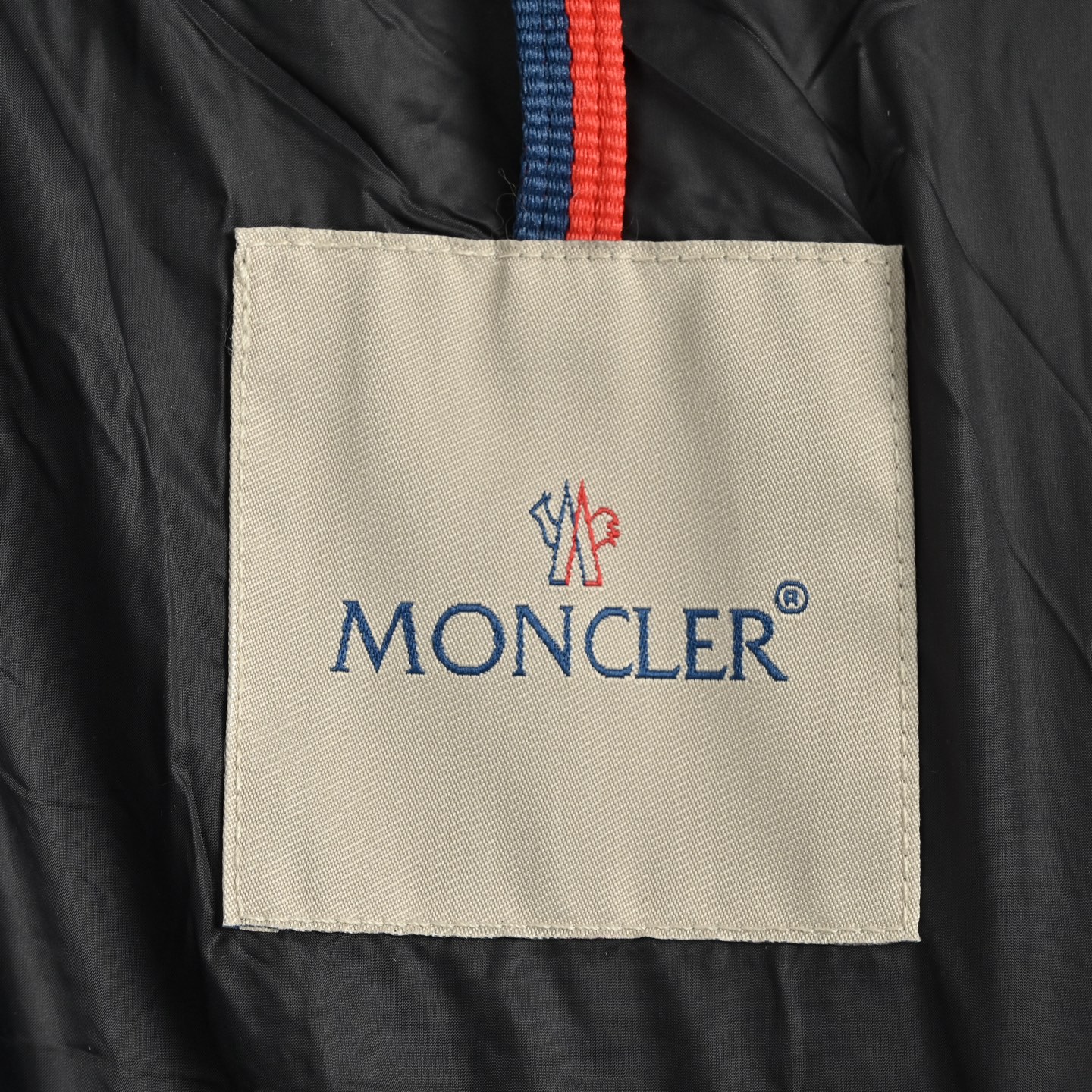 Moncler/蒙口 束腰毛领长款连帽羽绒服 蒙口MONCLER HERMIFUR系列中长女款羽绒服