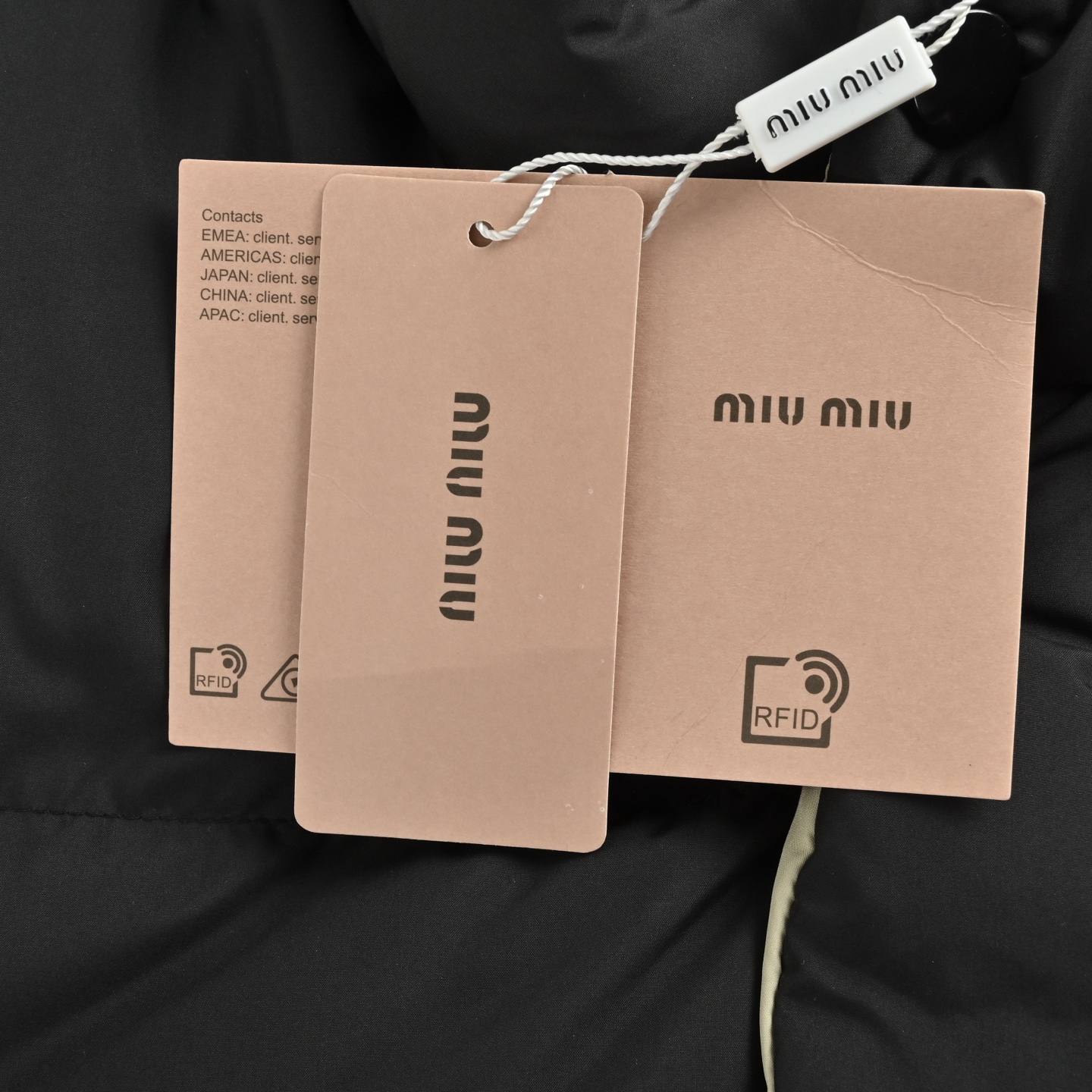 Miu Miu/缪缪 小标双面穿羽绒服 面料外层高密度尼龙 防风防水透气 内层柔软棉混纺 防钻绒更亲肤