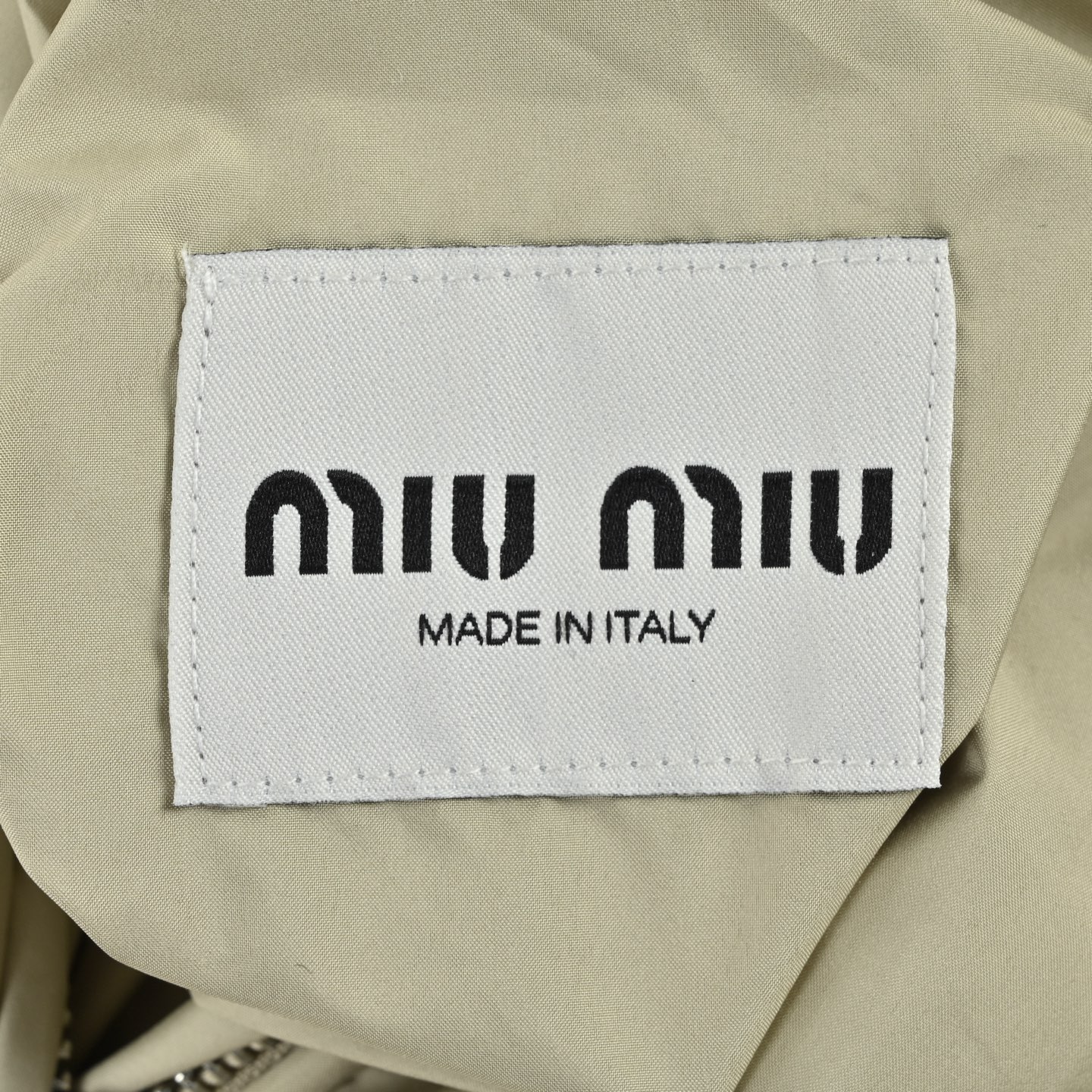 Miu Miu/缪缪 小标双面穿羽绒服 面料外层高密度尼龙 防风防水透气 内层柔软棉混纺 防钻绒更亲肤