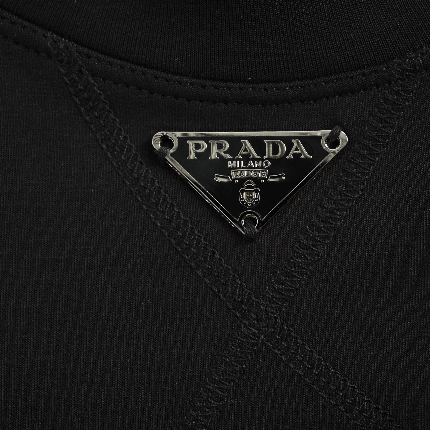 Prada/普拉达 领口手缝三角标长袖T恤 定织定染 水洗柔滑长绒棉 黑色 白色